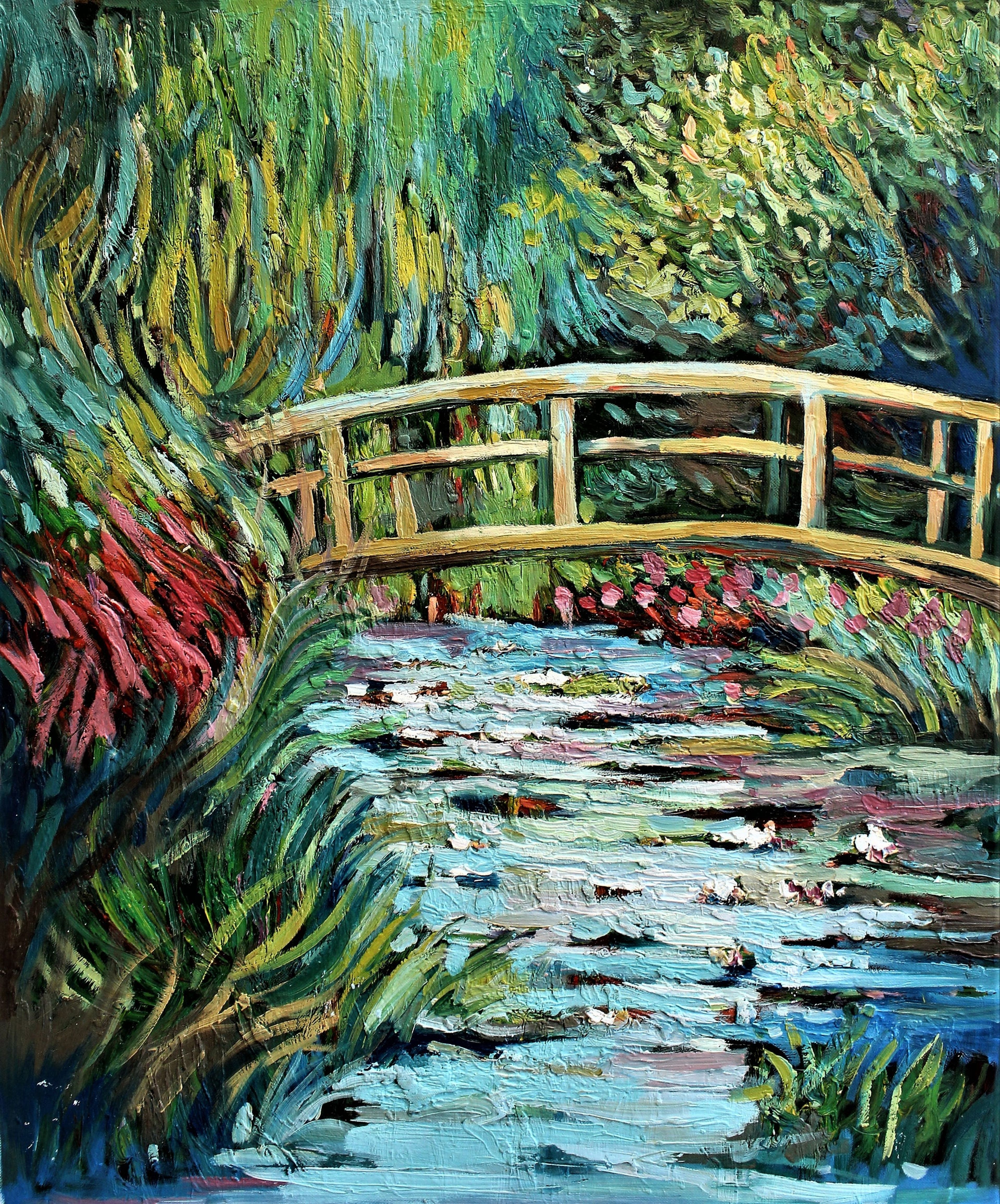 Pont sur un ruisseau avec des herbes