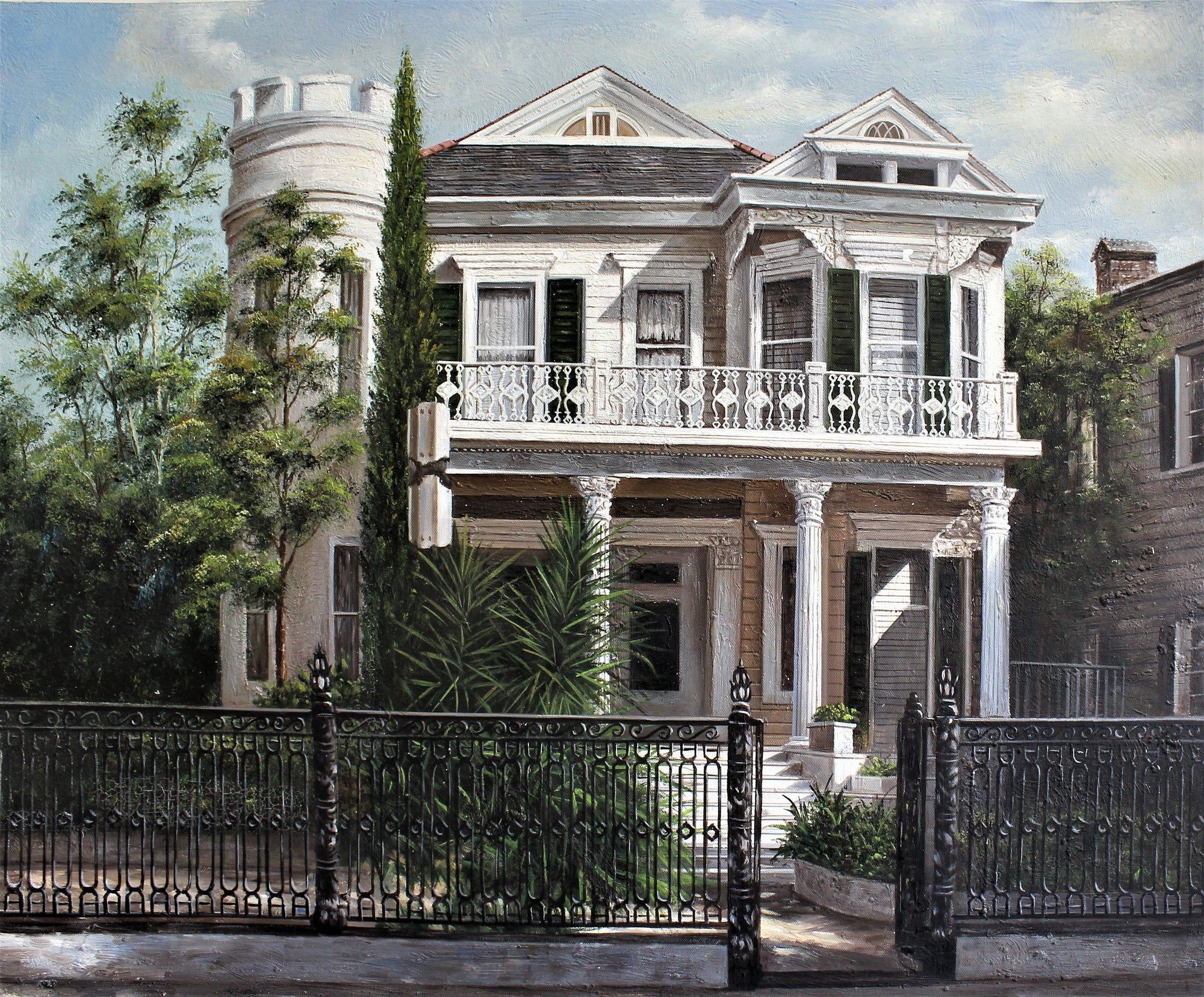 Vue de face d'une maison blanche et d'une clôture noire ornée