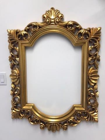 Miroir à cadre doré orné