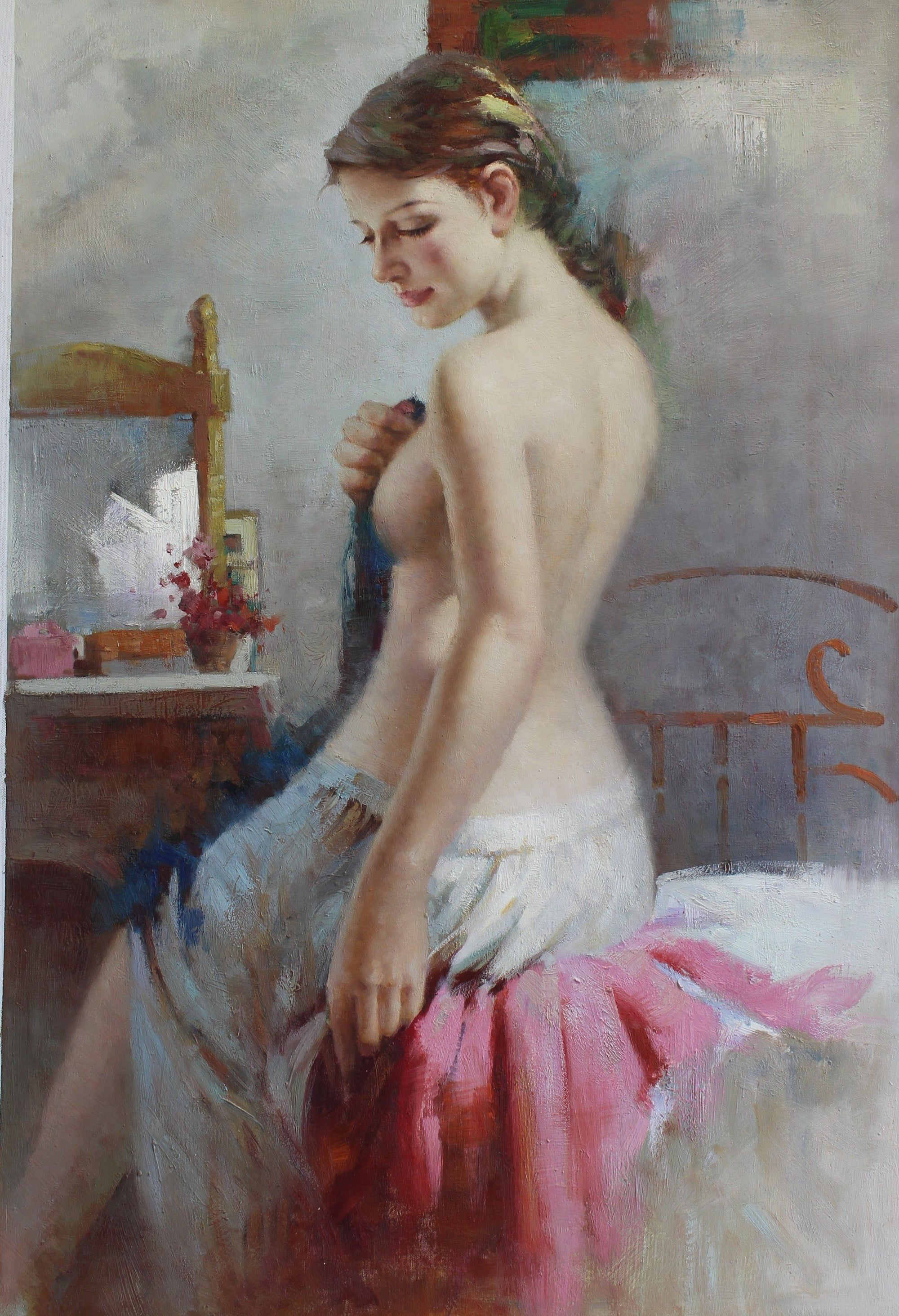 Femme s'habillant assise sur un lit
