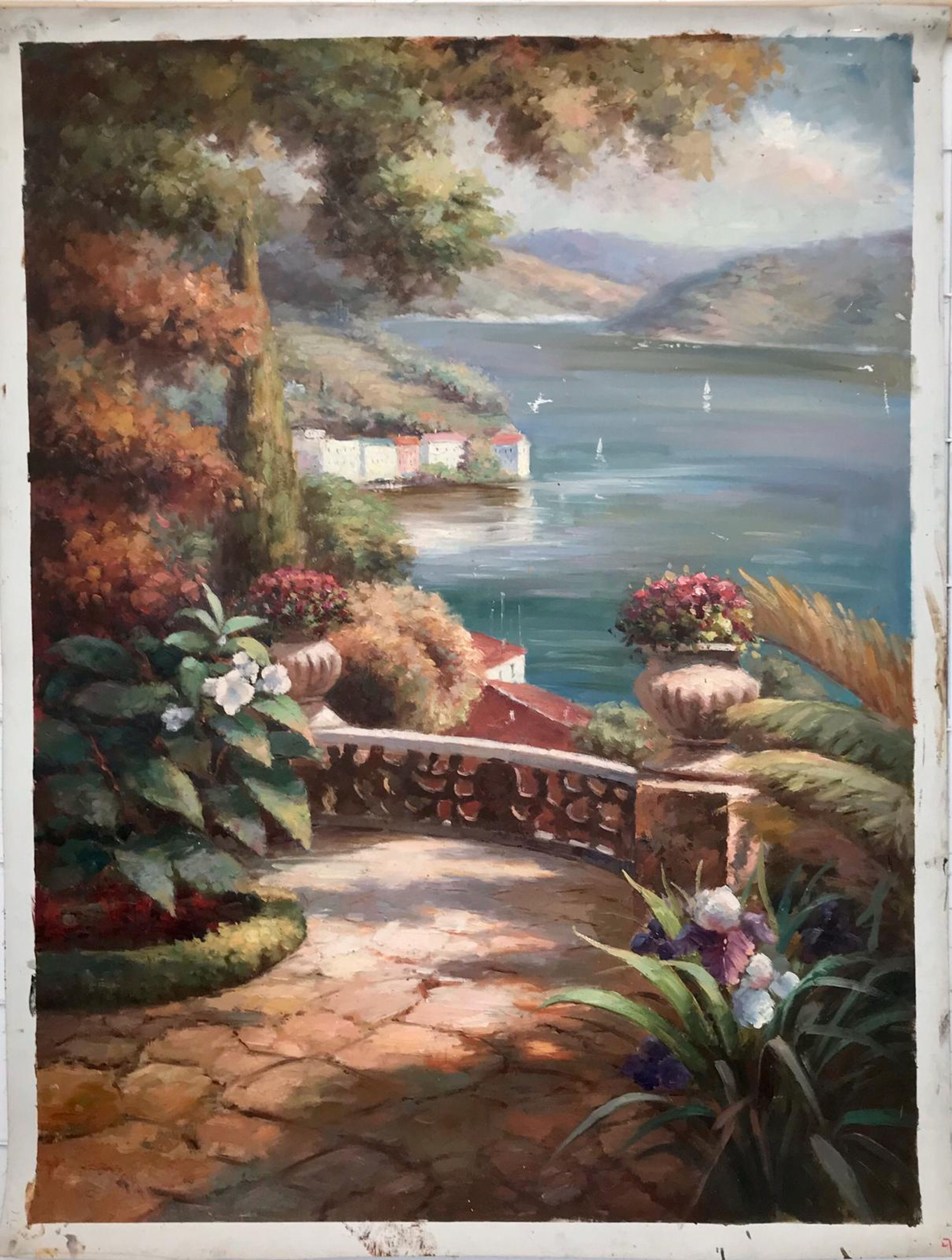 Cour avec vue sur le lac bleu et les voiliers