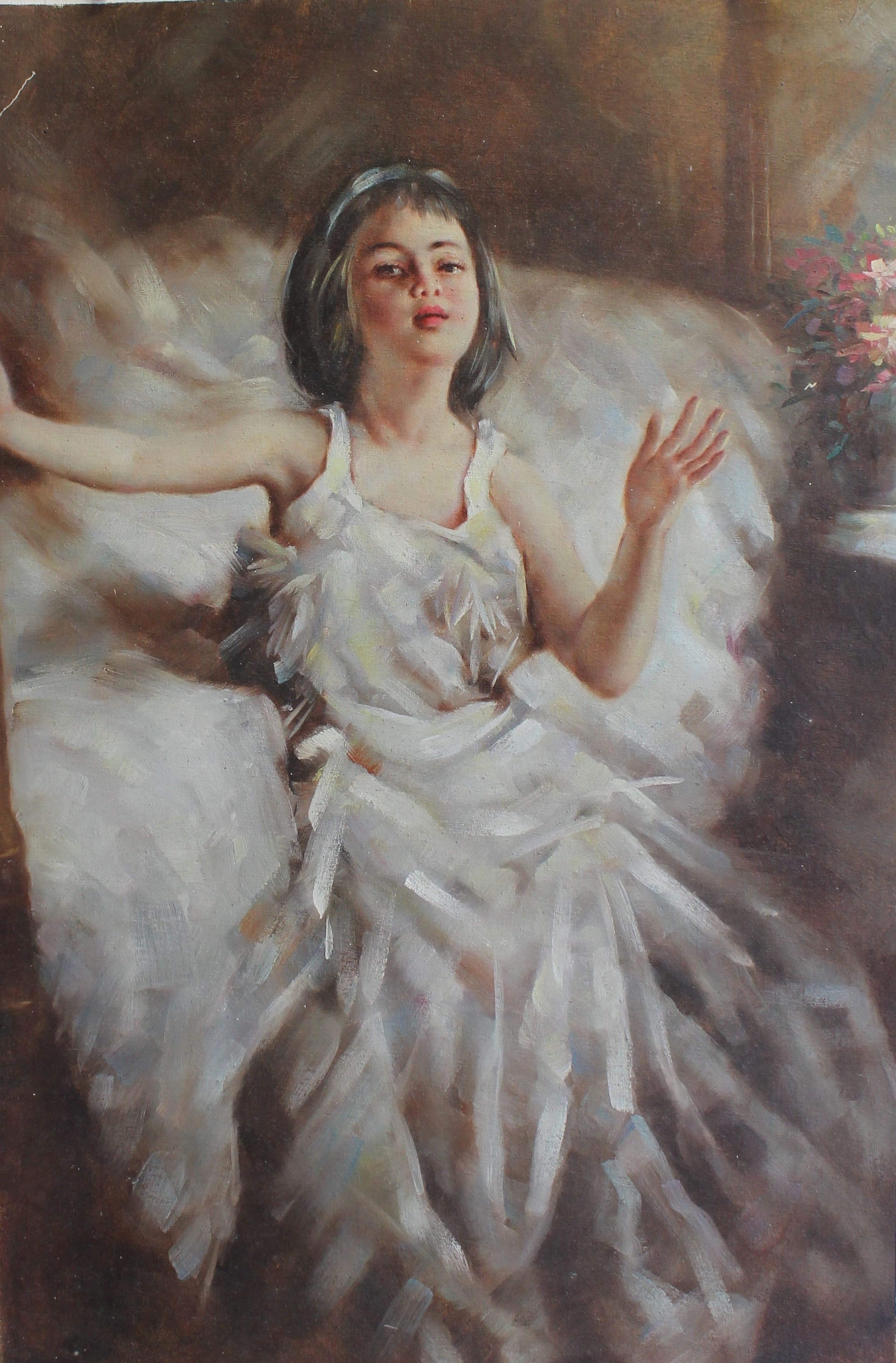 Jeune femme dansant en robe blanche