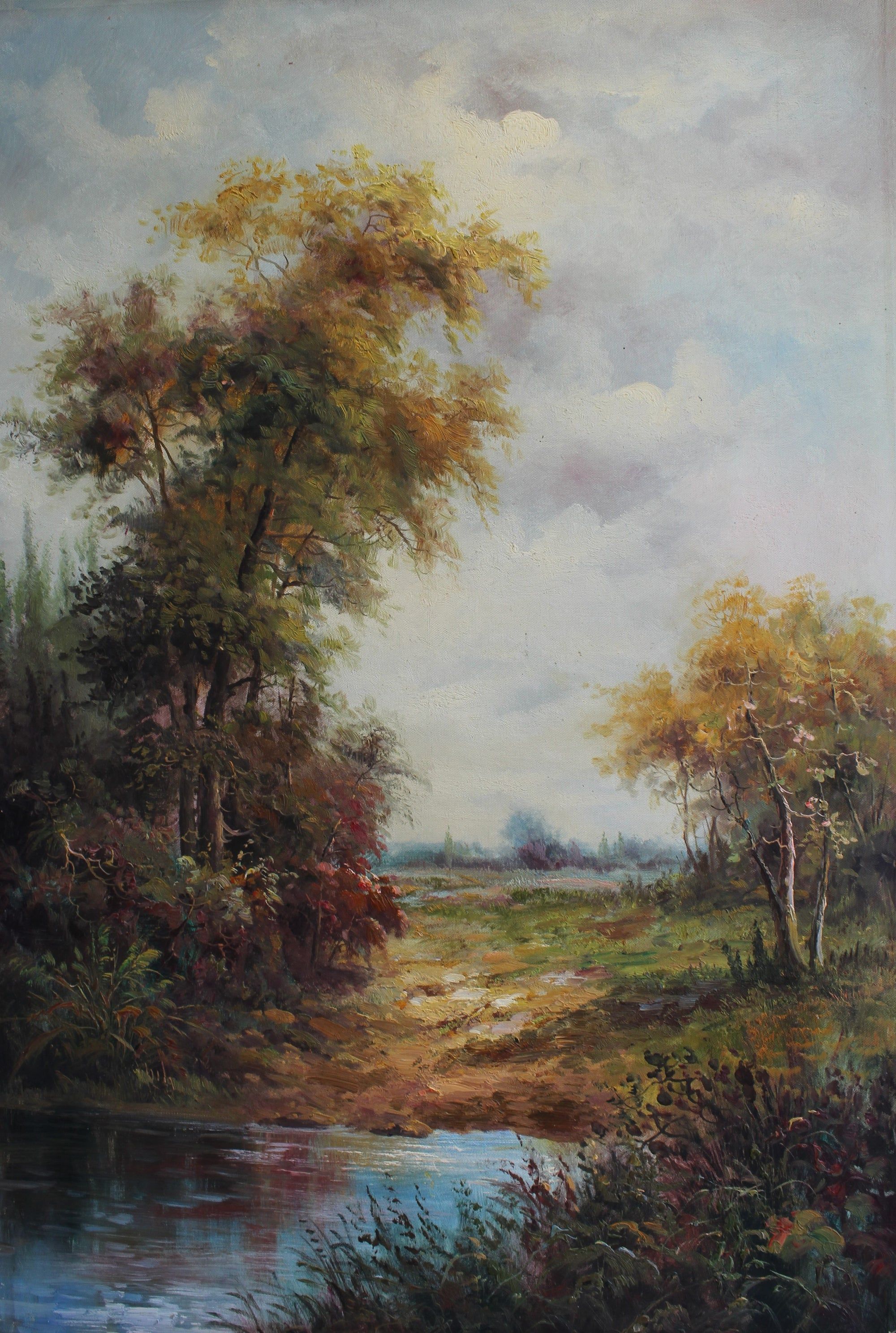 Forêt ensoleillée et un petit étang