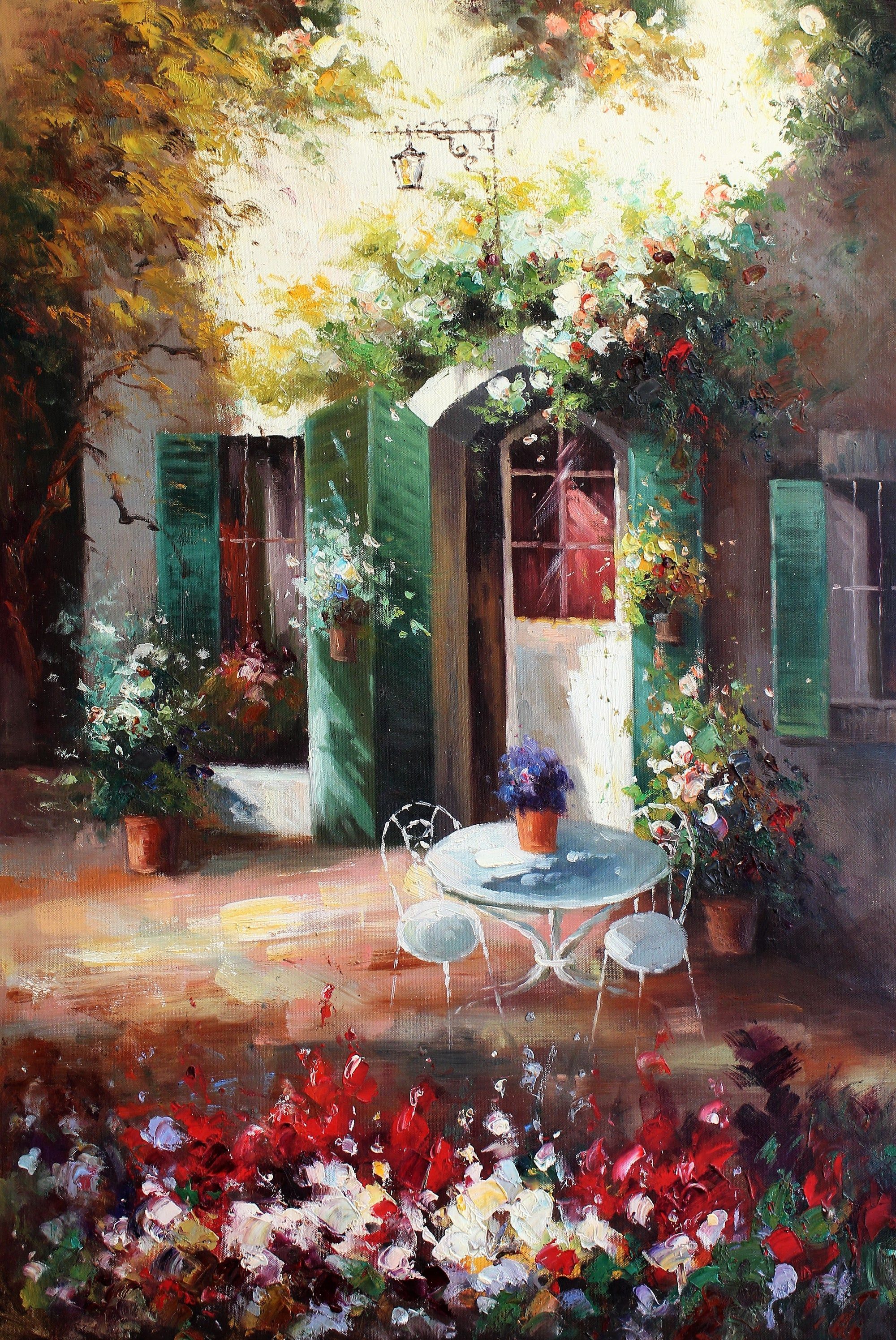 Arrière-cour ensoleillée avec une table