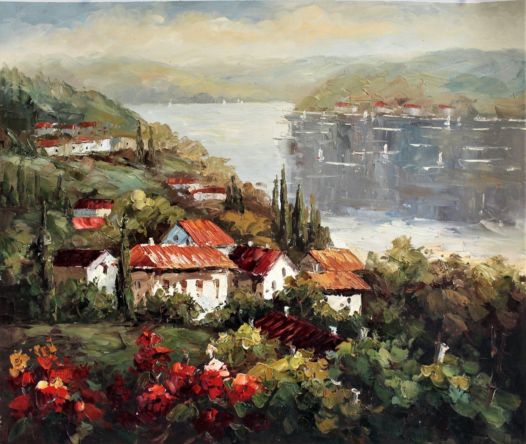 Village au bord d'un lac avec des bateaux