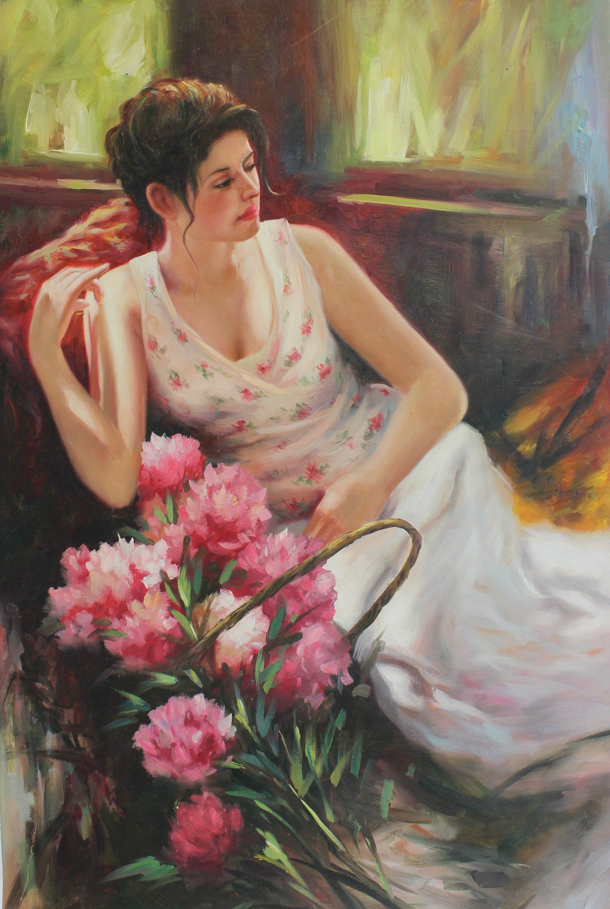 Femme assise avec de grandes fleurs roses