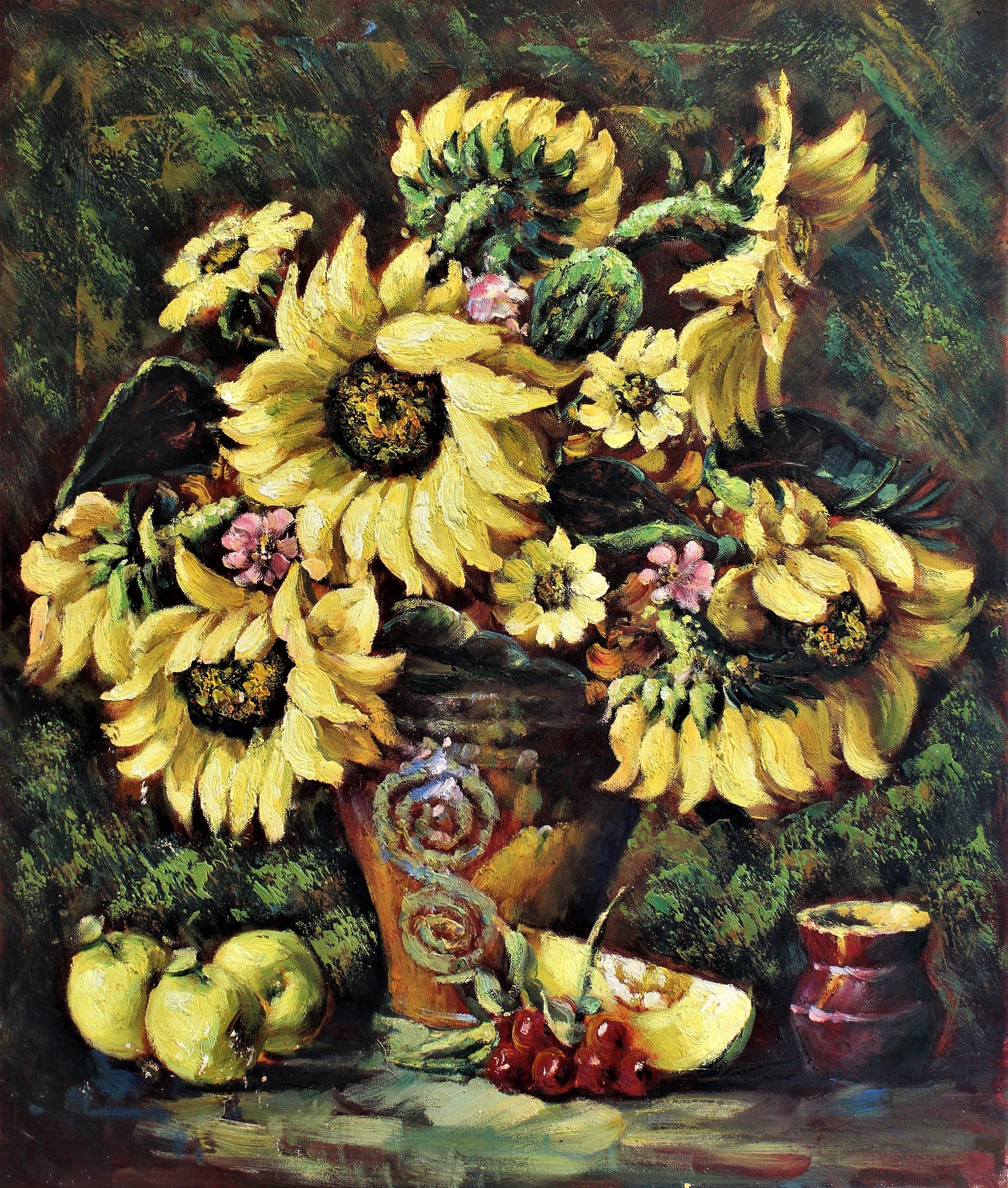 Nature morte de tournesols dans un vase à côté de fruits
