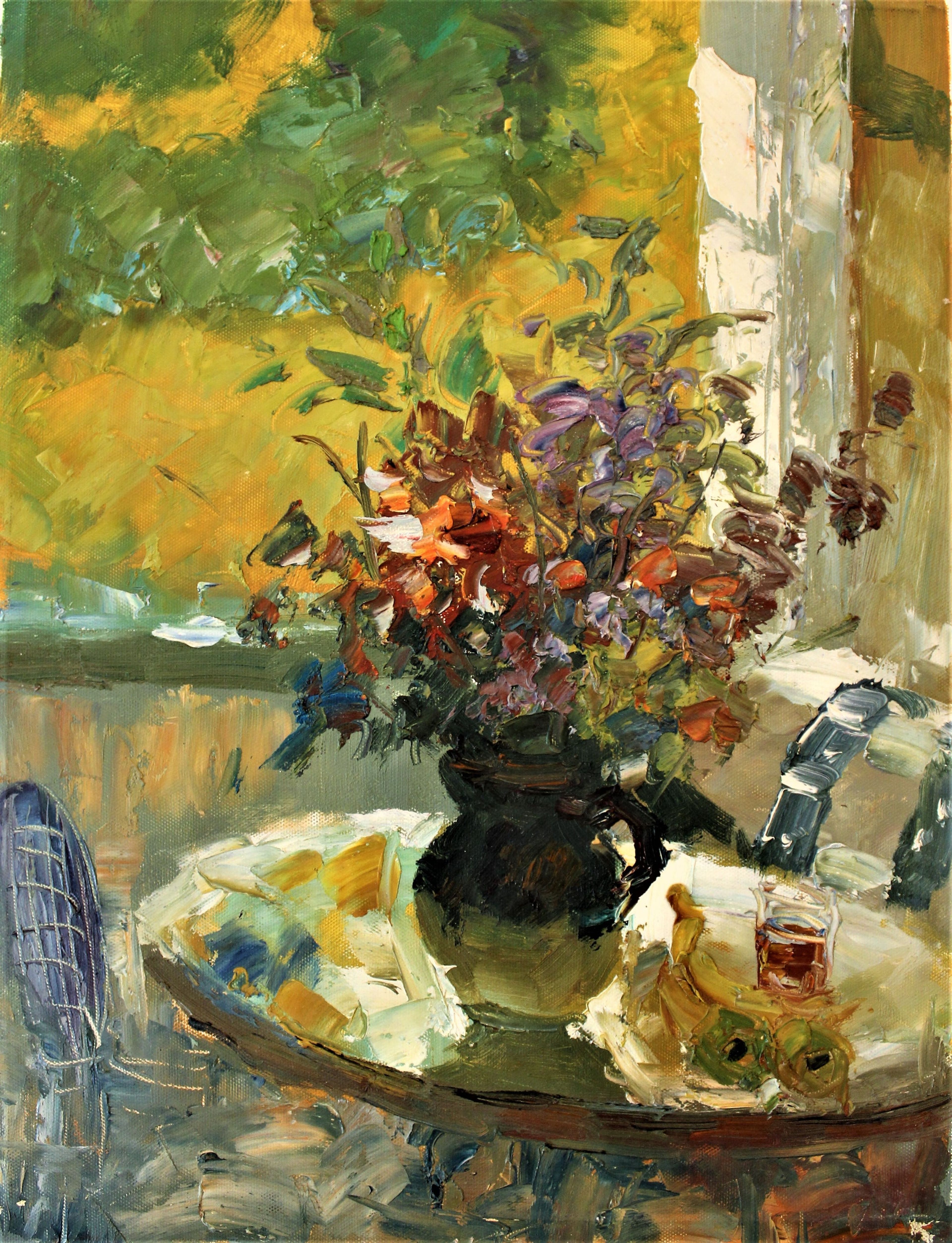 Table ensoleillée avec vase de fleurs