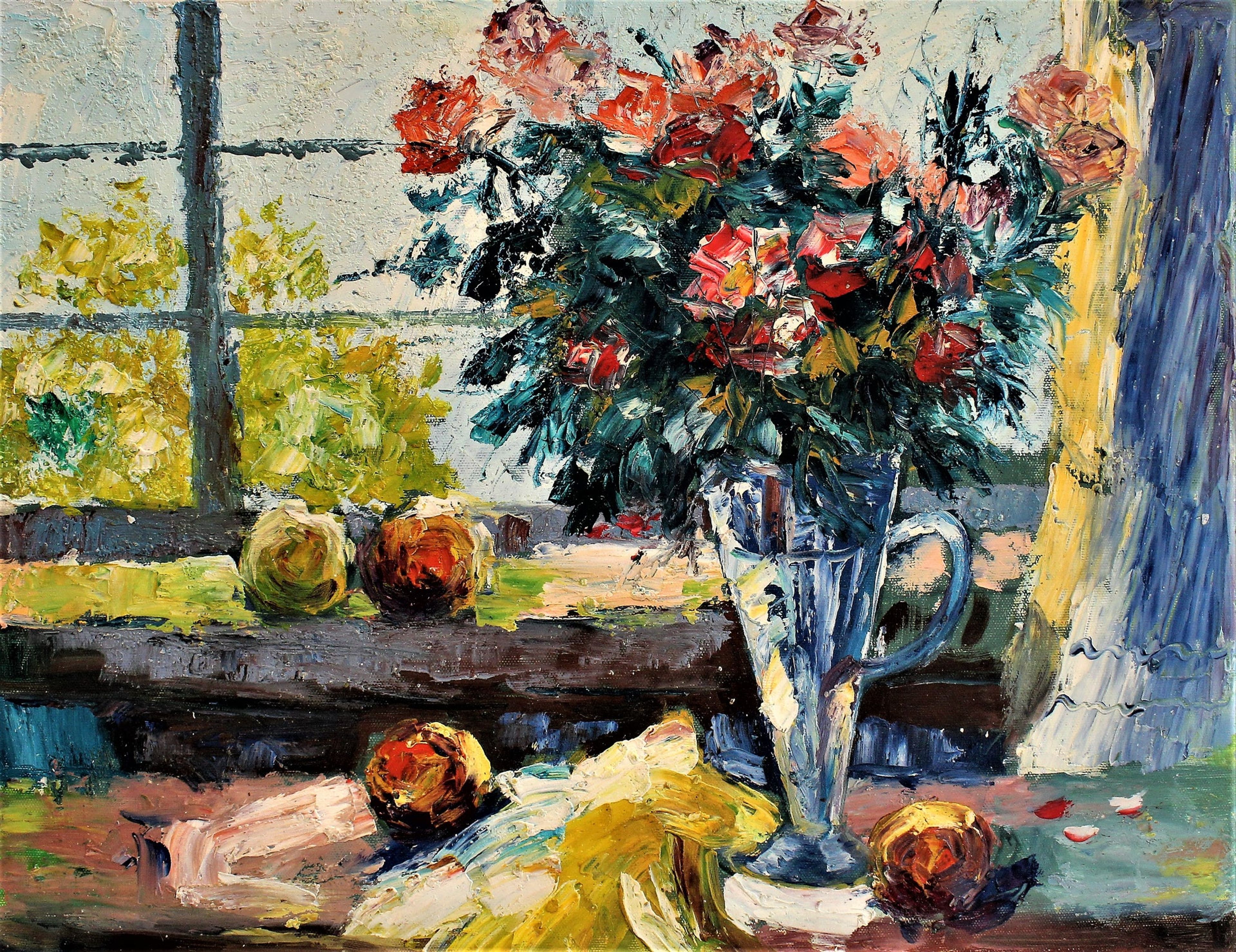 Fleurs et fruits à l'extérieur près d'une clôture