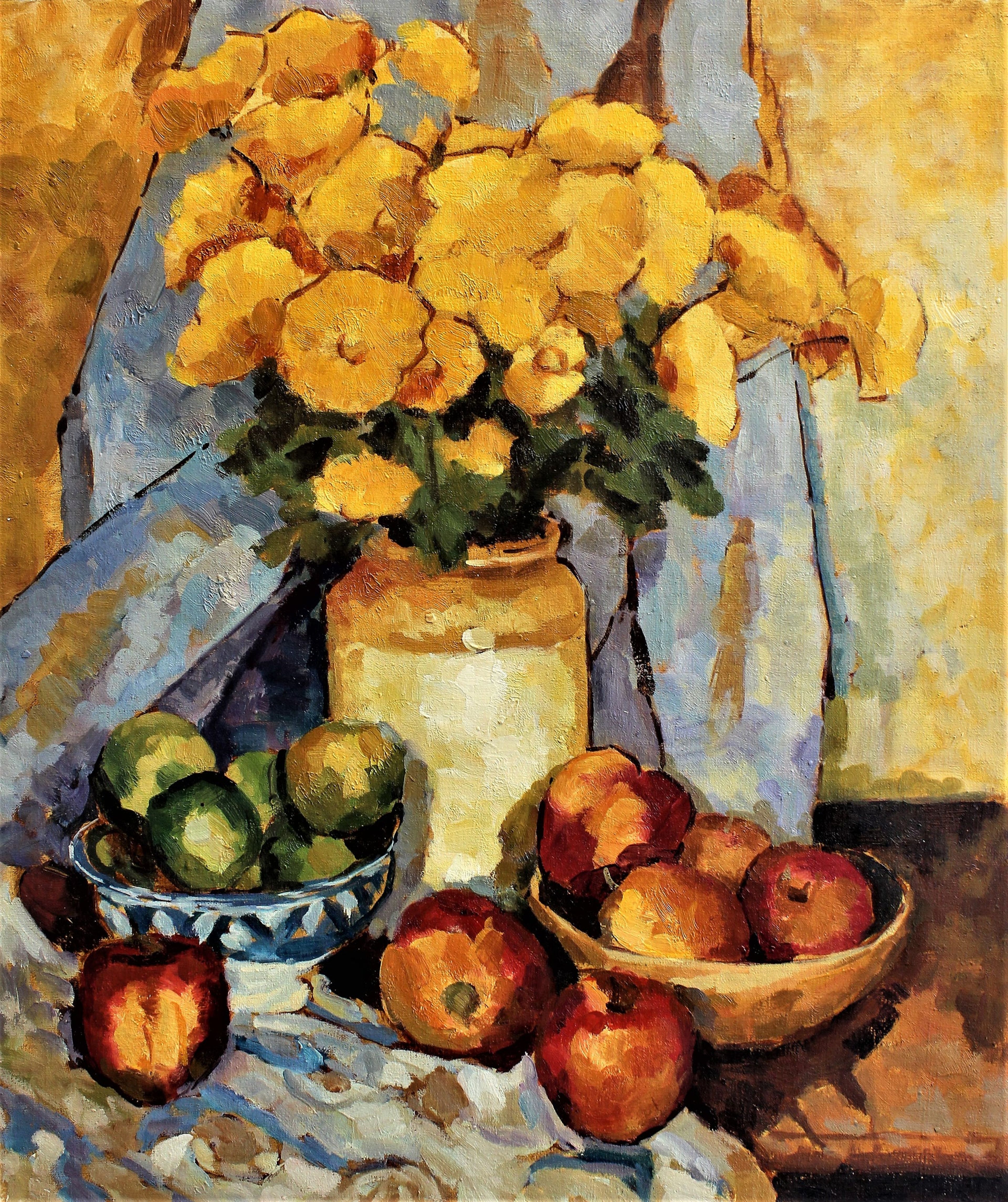 Nature morte de coupes de fruits et de fleurs jaunes dans un vase