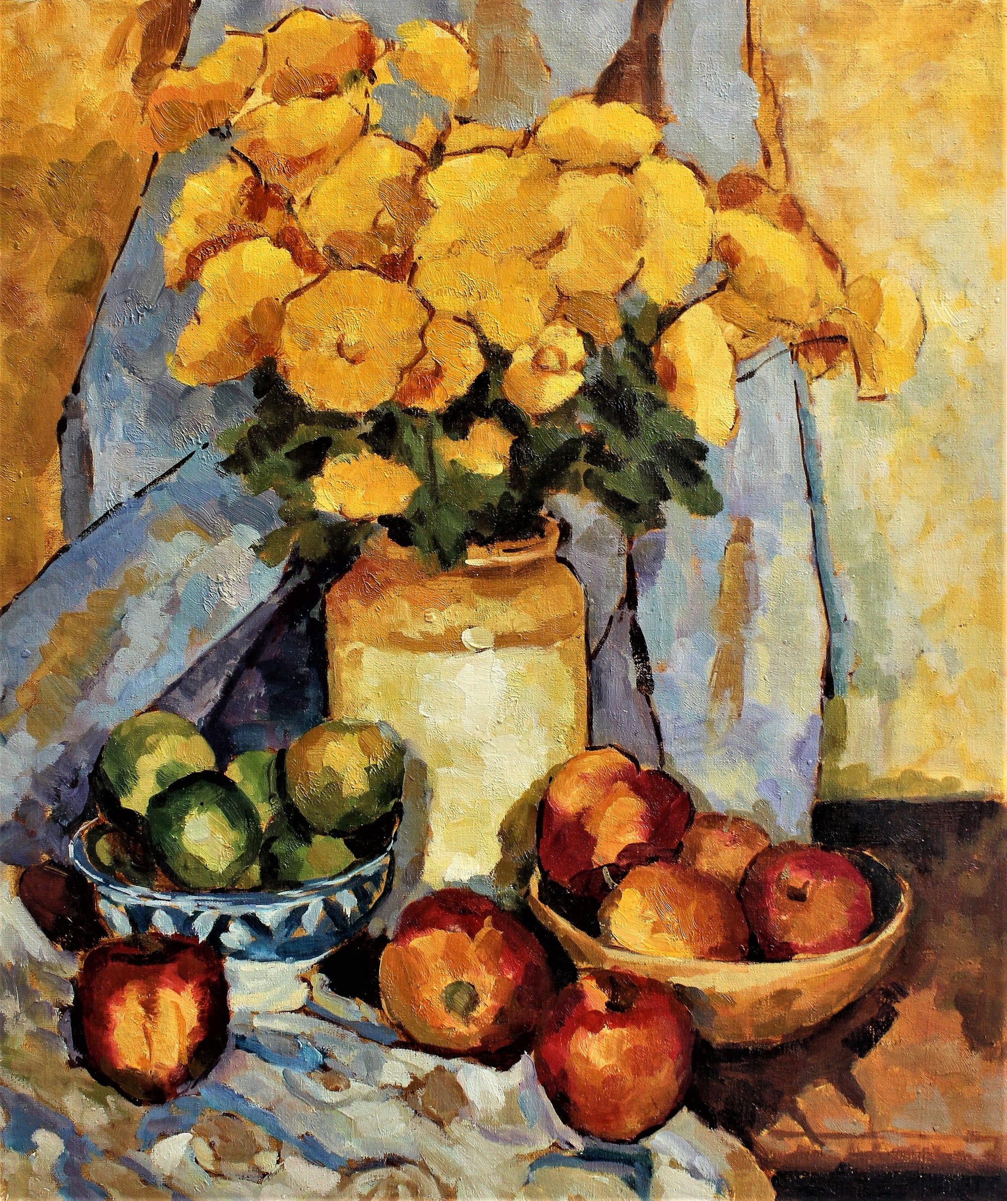 Nature morte de coupes de fruits et de fleurs jaunes dans un vase