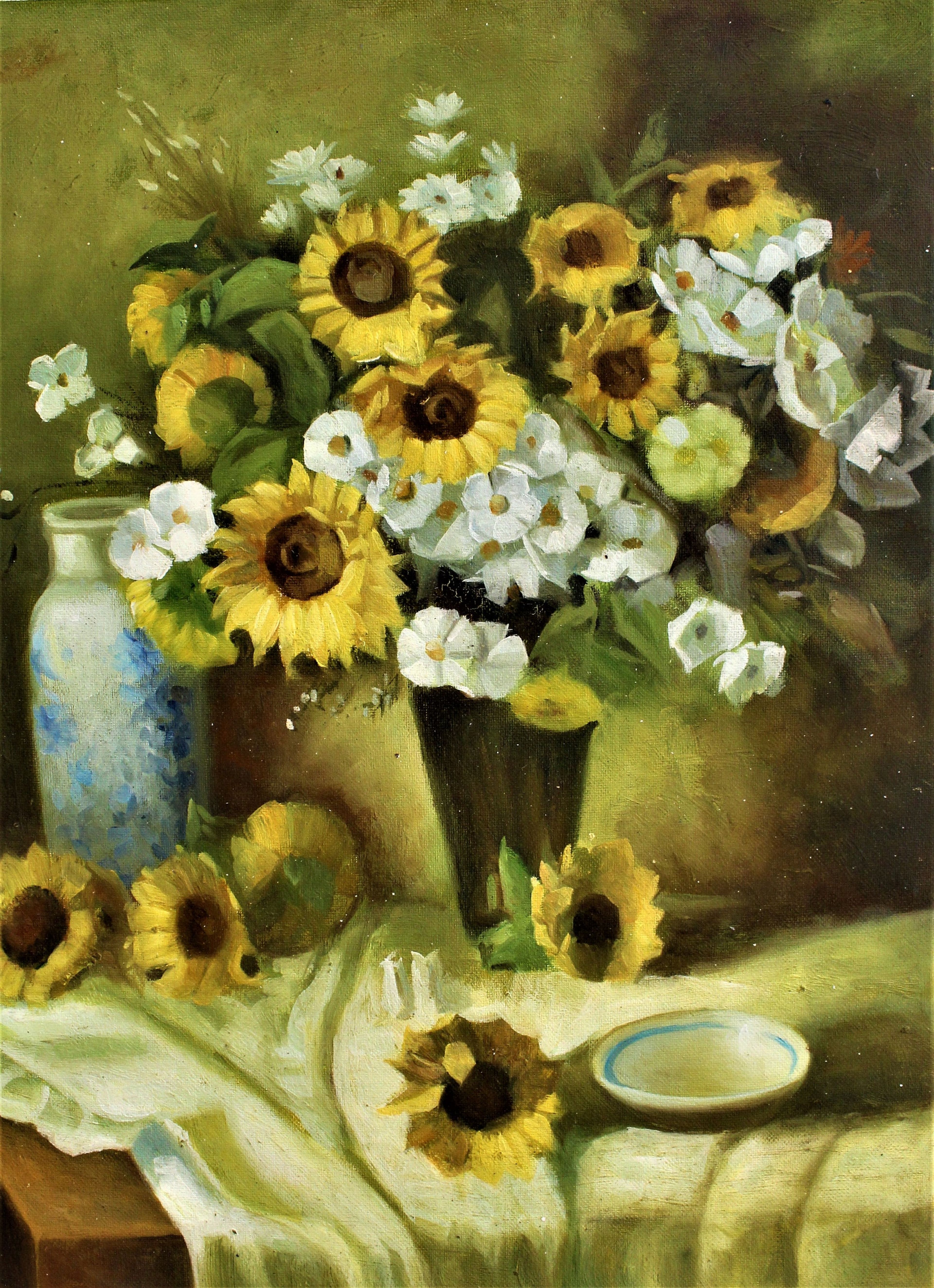 Tournesols et fleurs blanches dans un vase