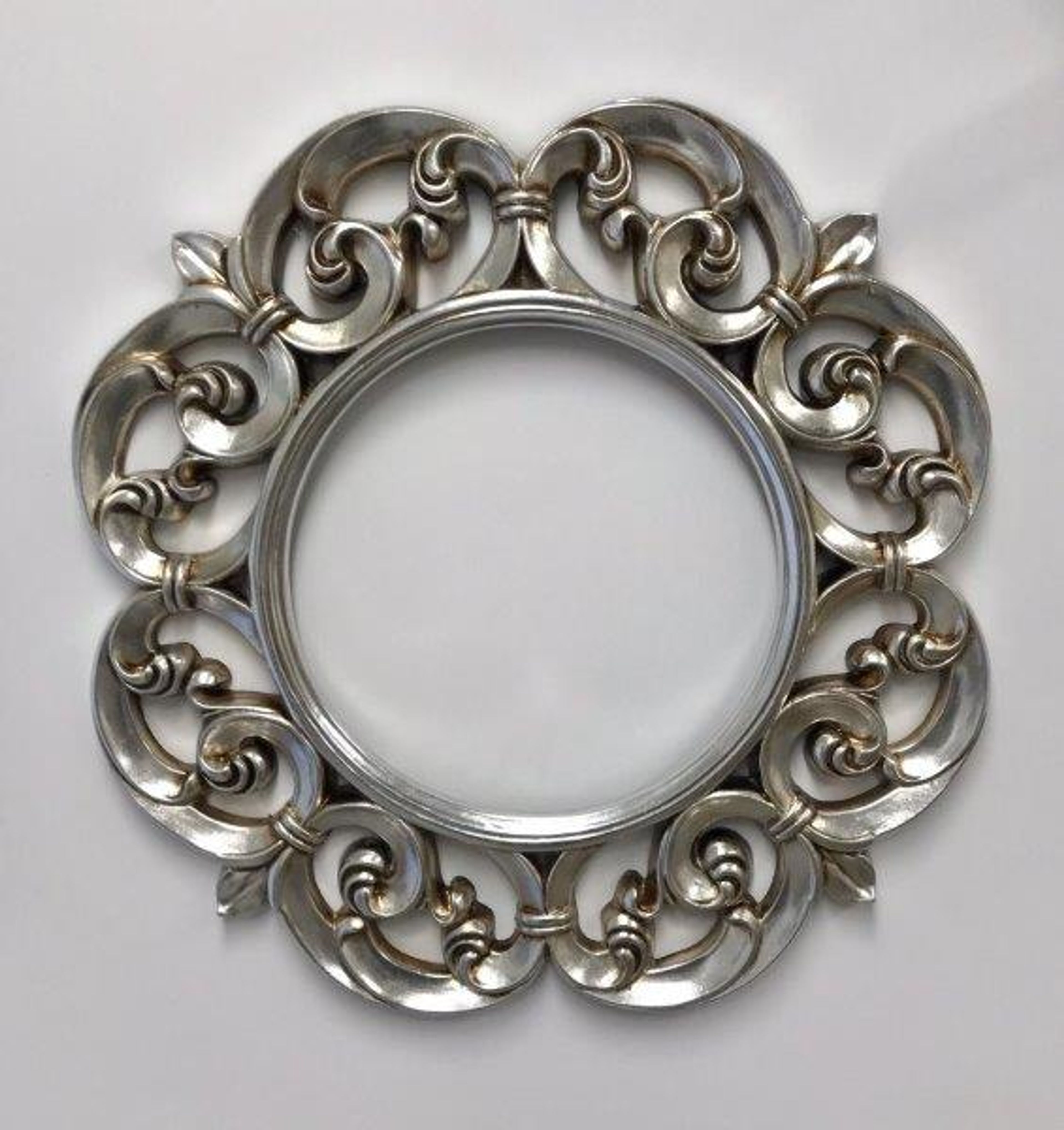Miroir à cadre circulaire orné d'argent