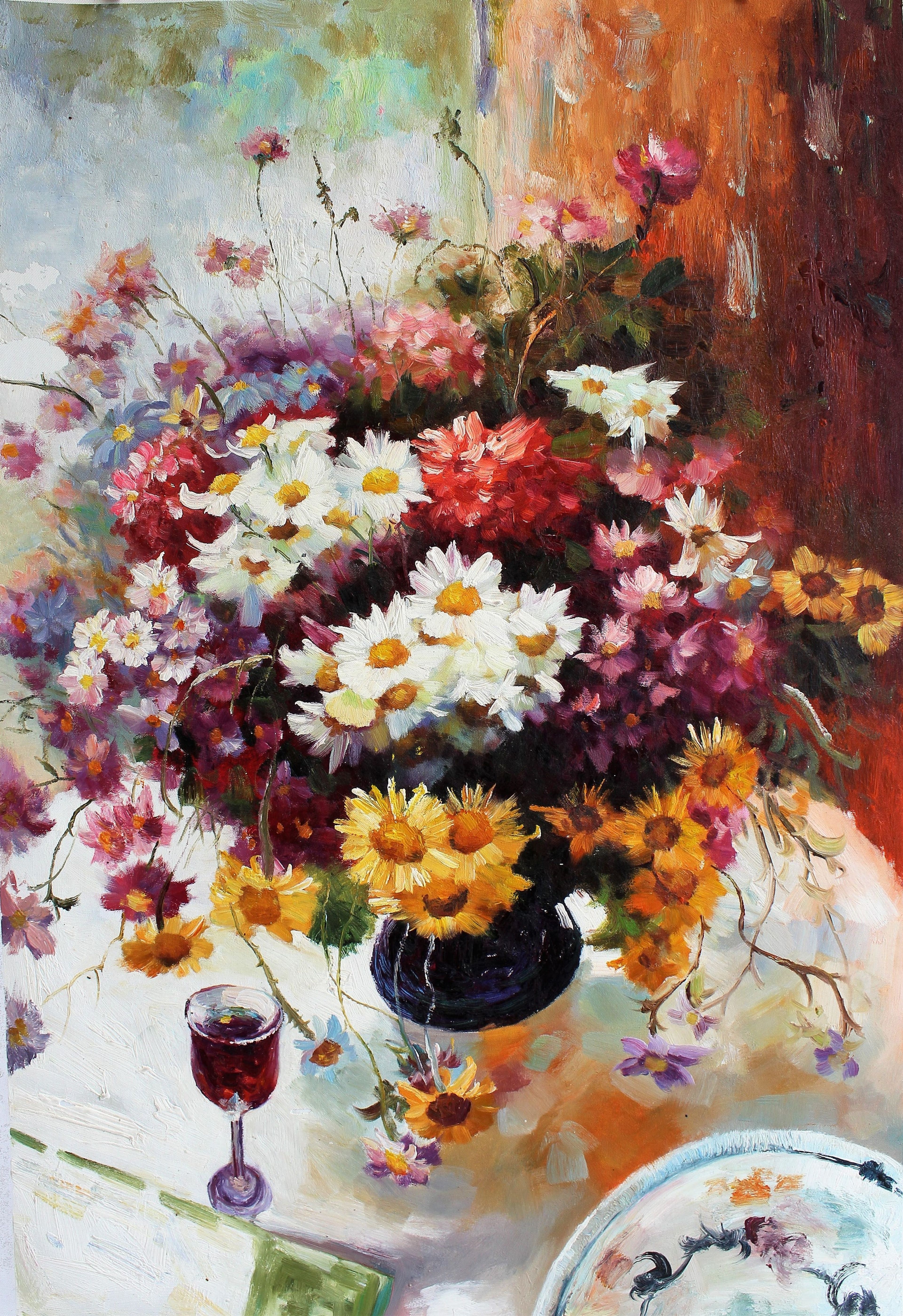 Nature morte avec verre de vin et bouquet de fleurs