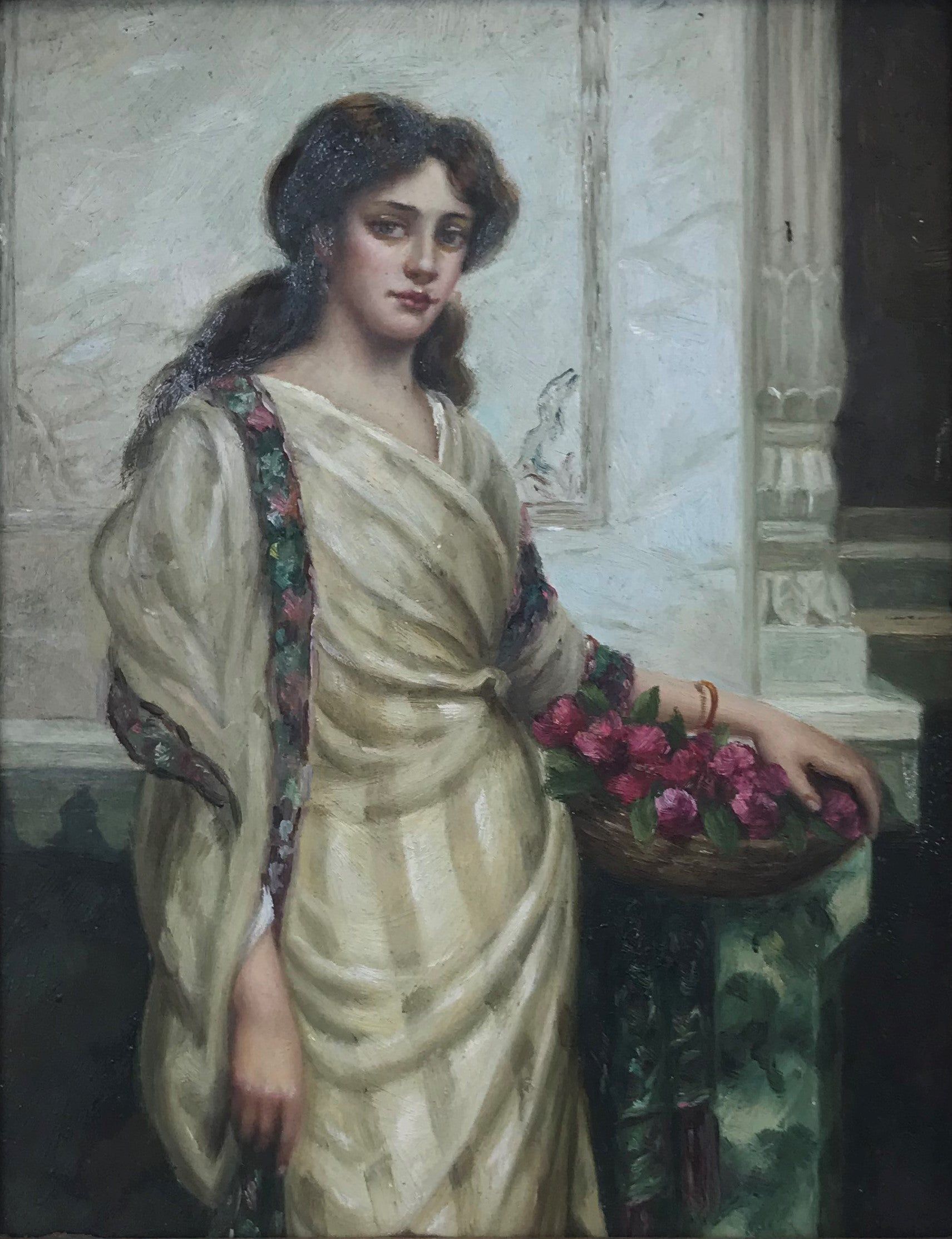 Femme avec un panier de fleurs marron
