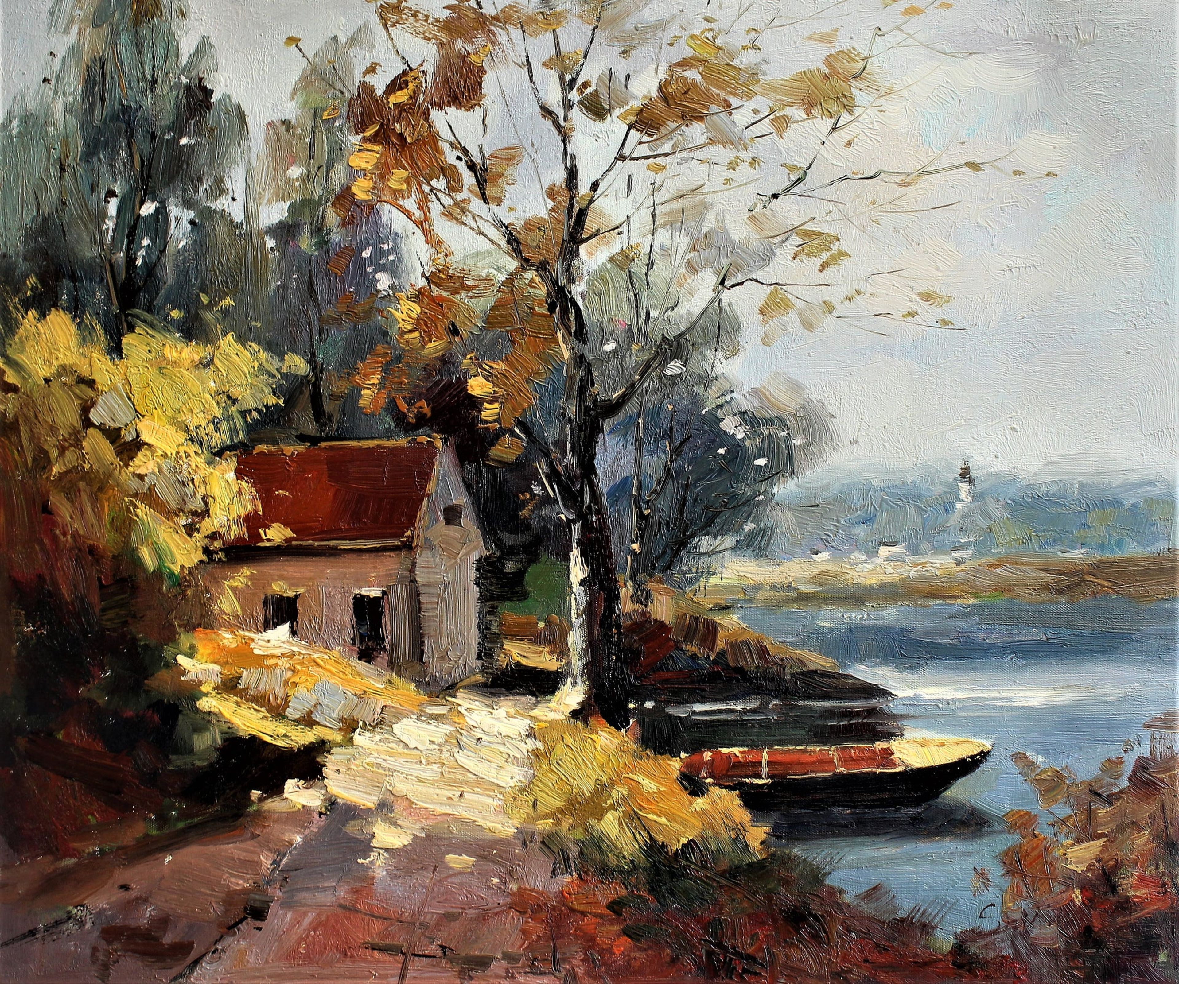 Petit chalet et bateau au bord d'un lac