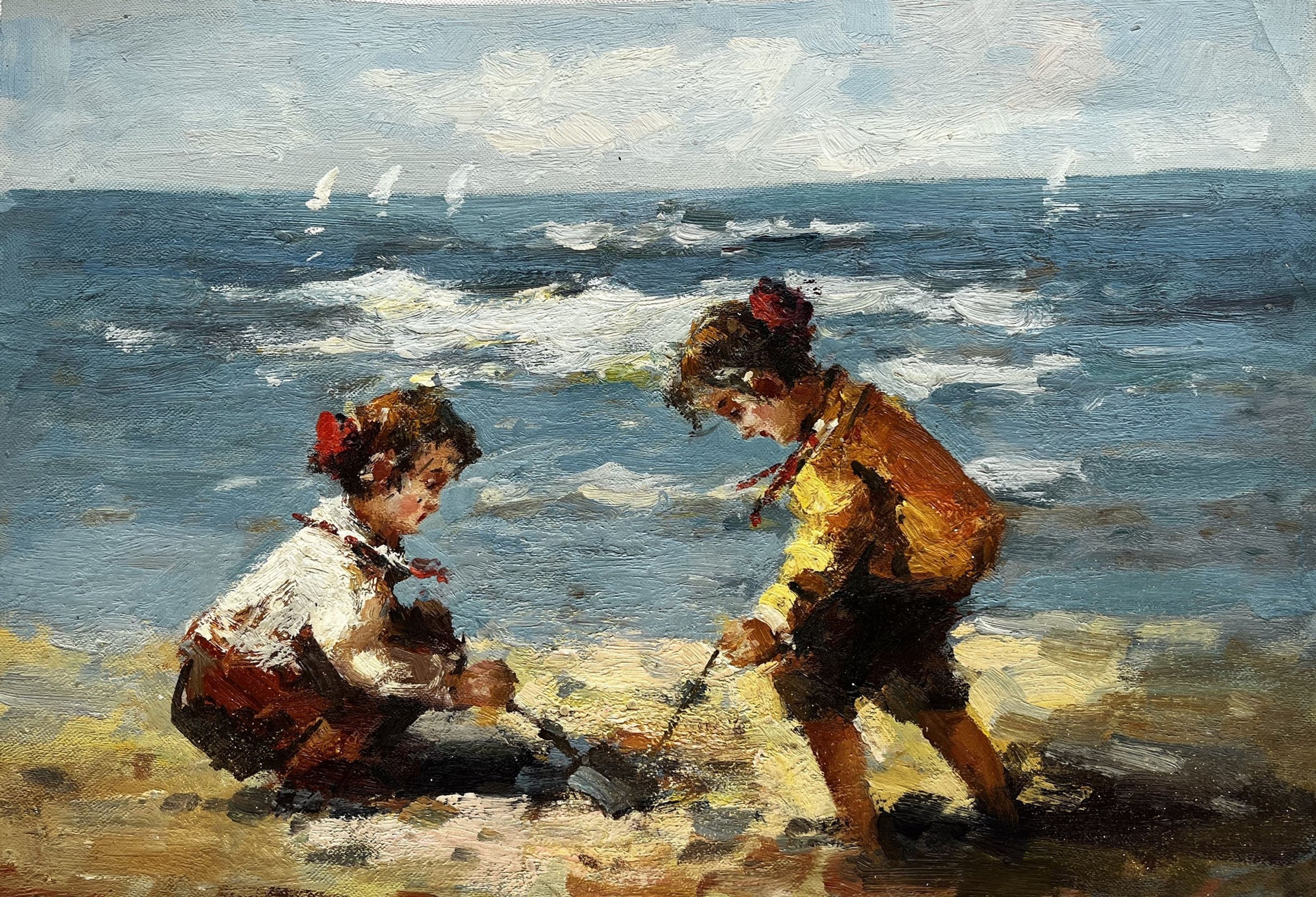 Deux enfants jouant dans le sable