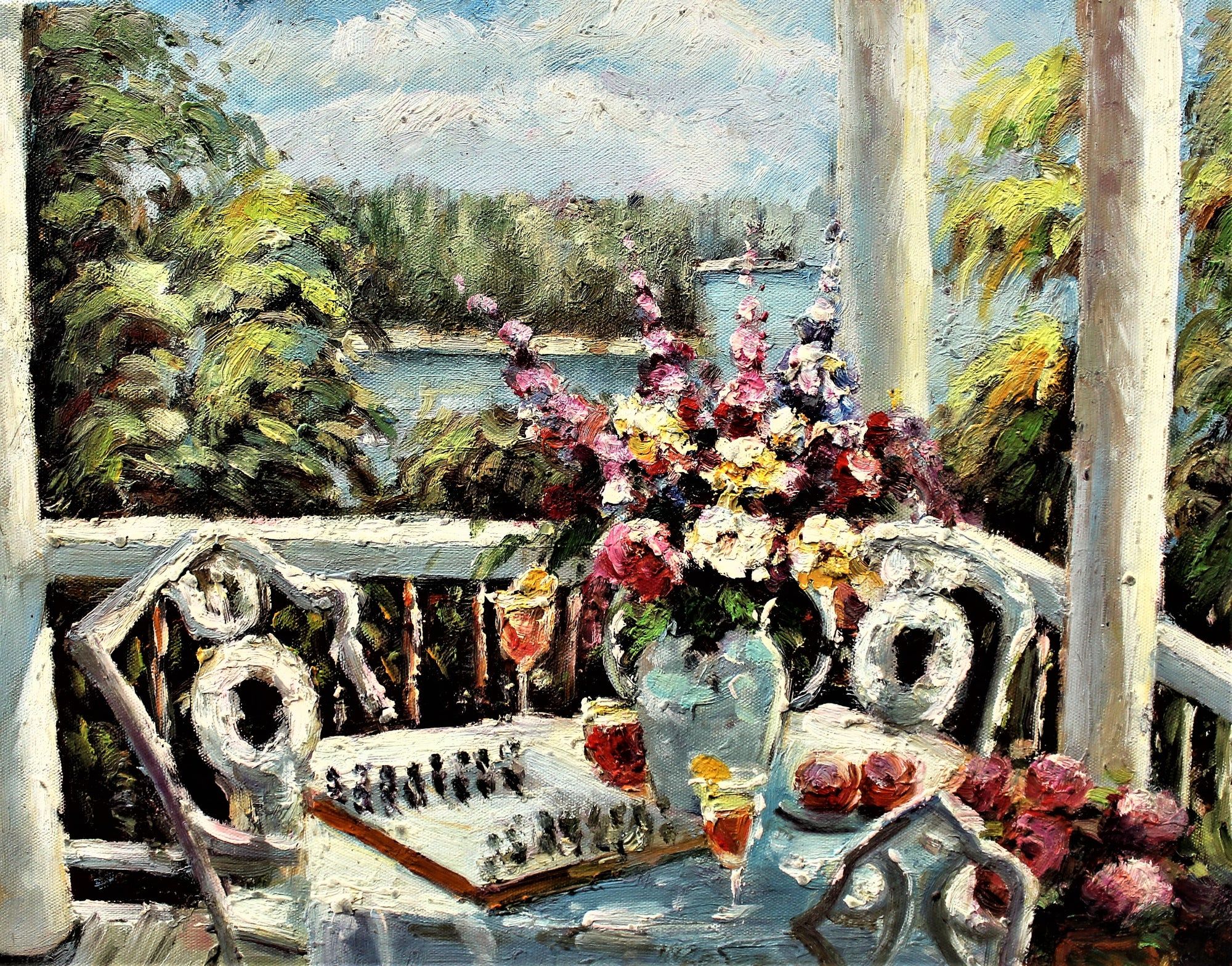 Jeu d'échecs sur une table de balcon avec des fleurs