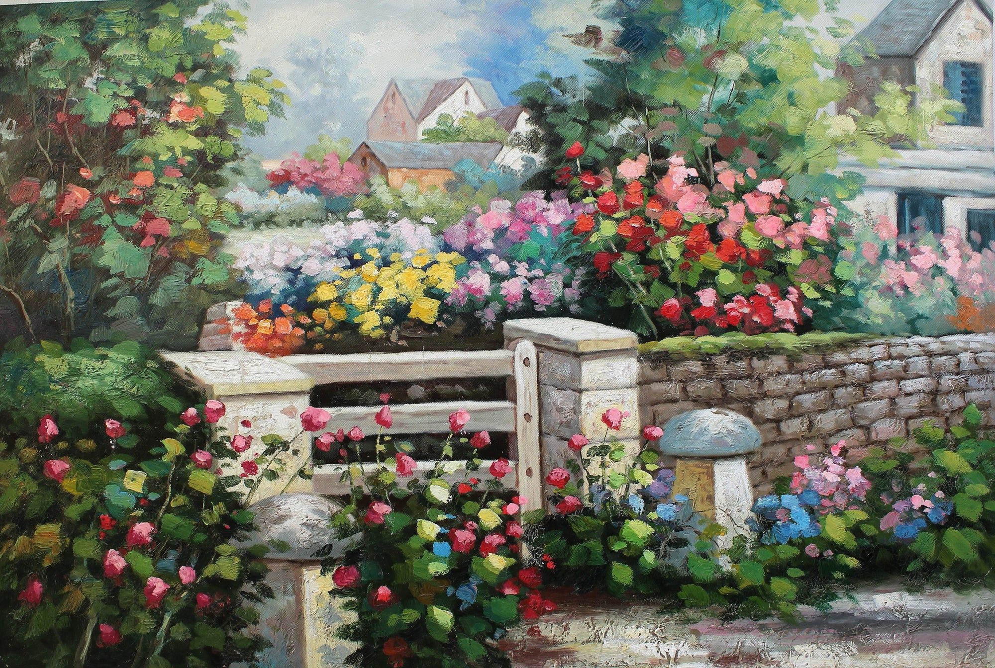 Mur de pierre et jardin fleuri