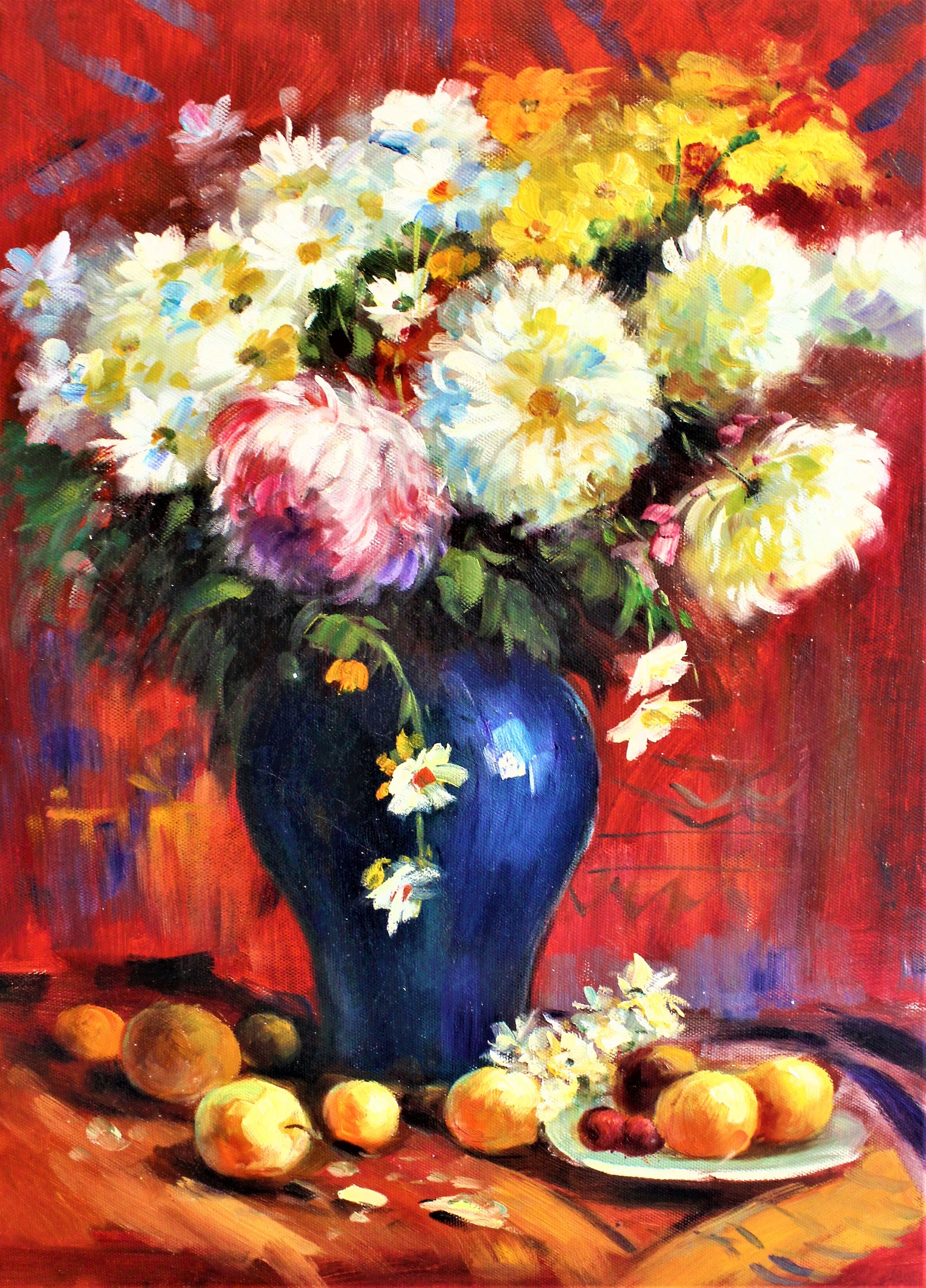 Nature morte de bouquet blanc, jaune et rose dans un vase bleu