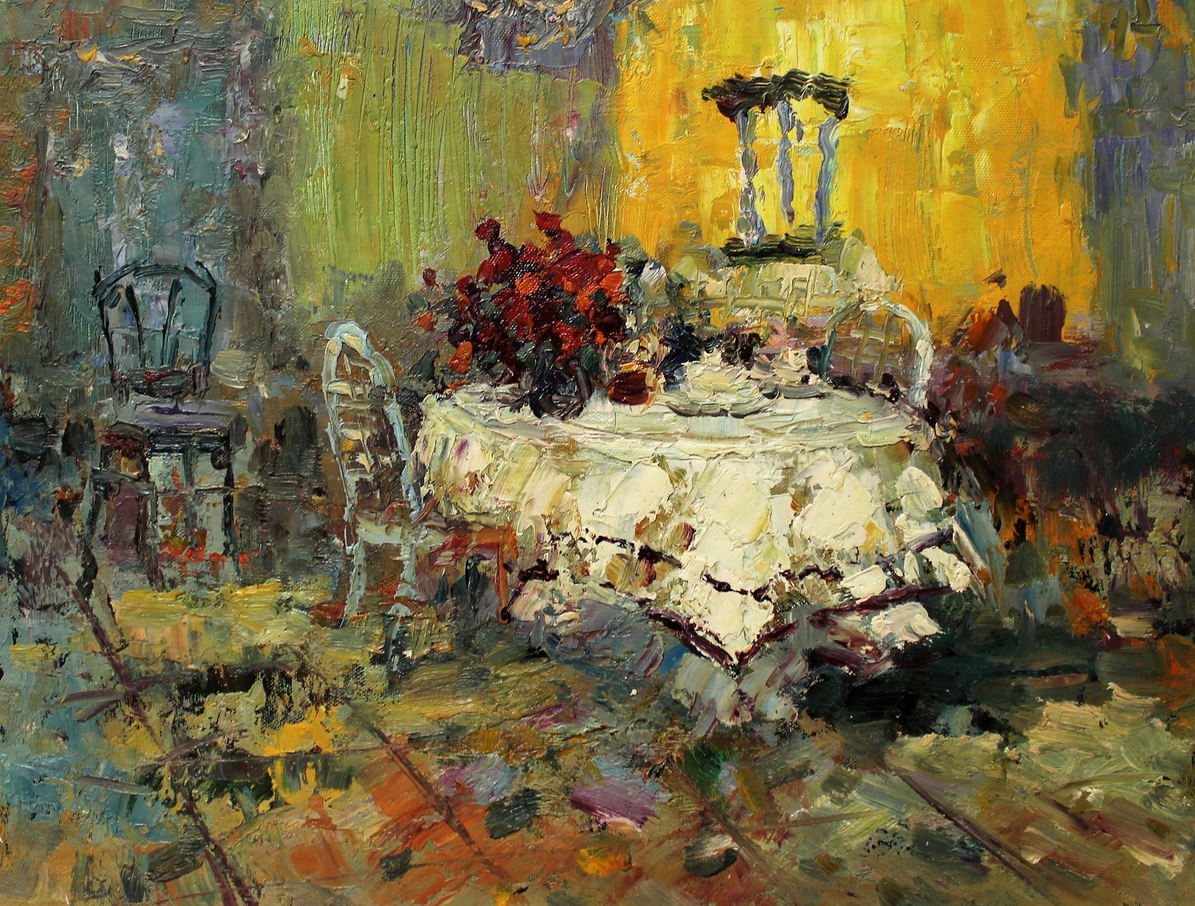 Table à manger avec bouquet de fleurs rouges