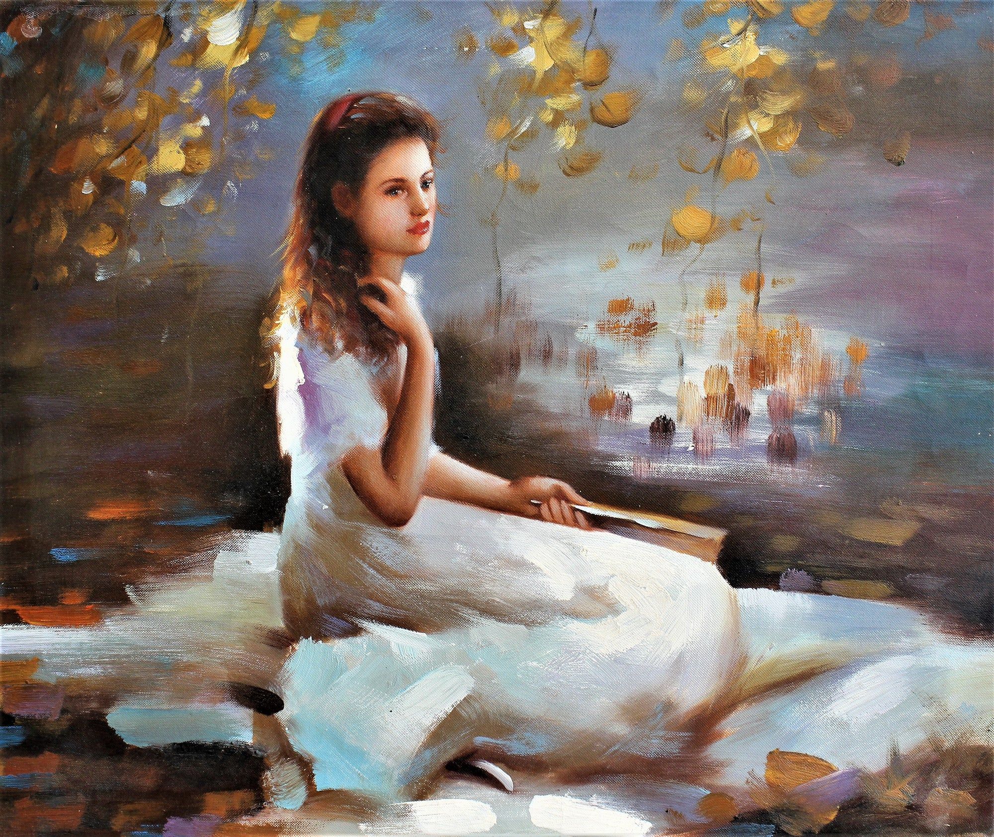 Femme assise dans une robe blanche
