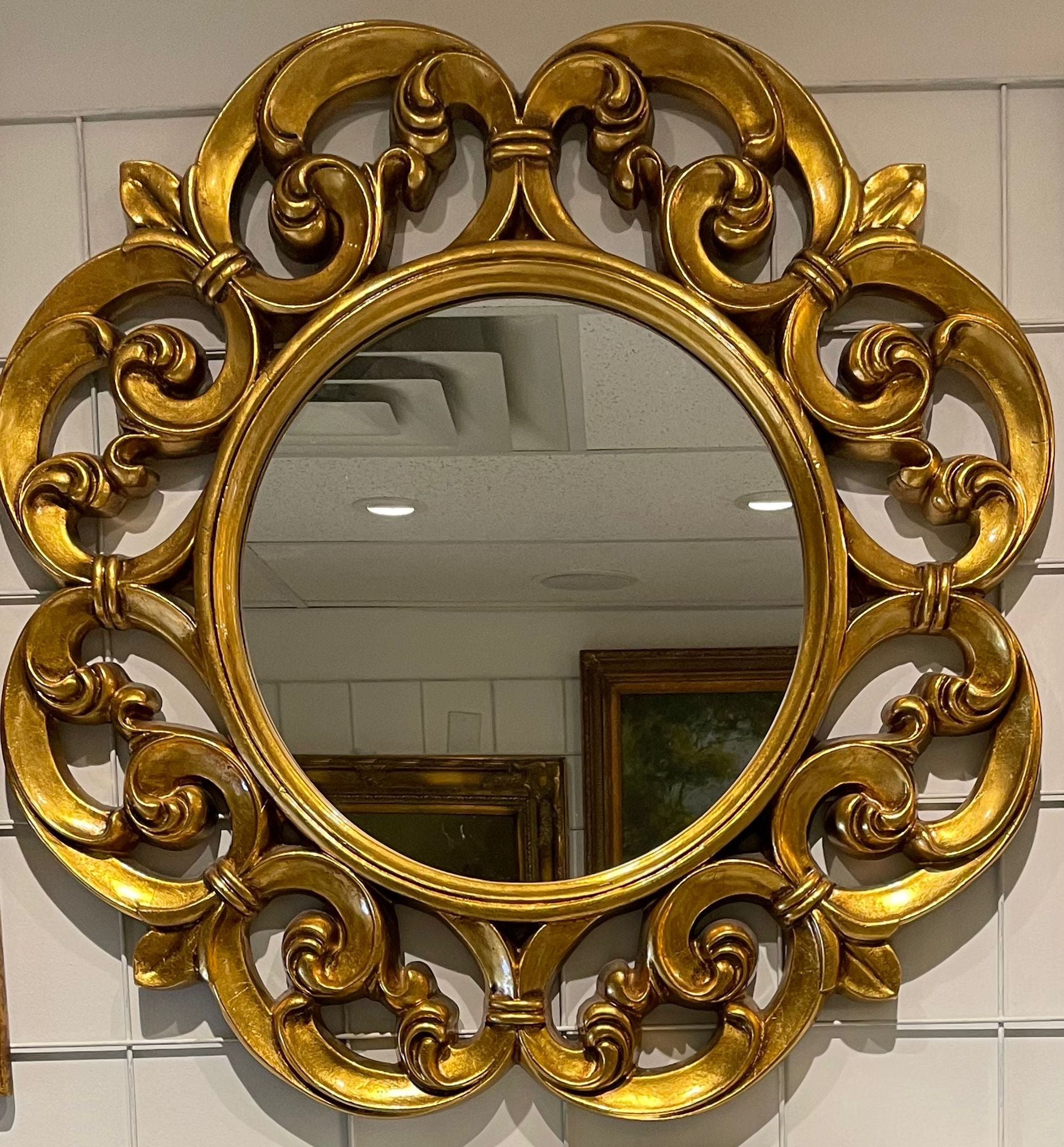 Miroir à cadre circulaire orné d'or