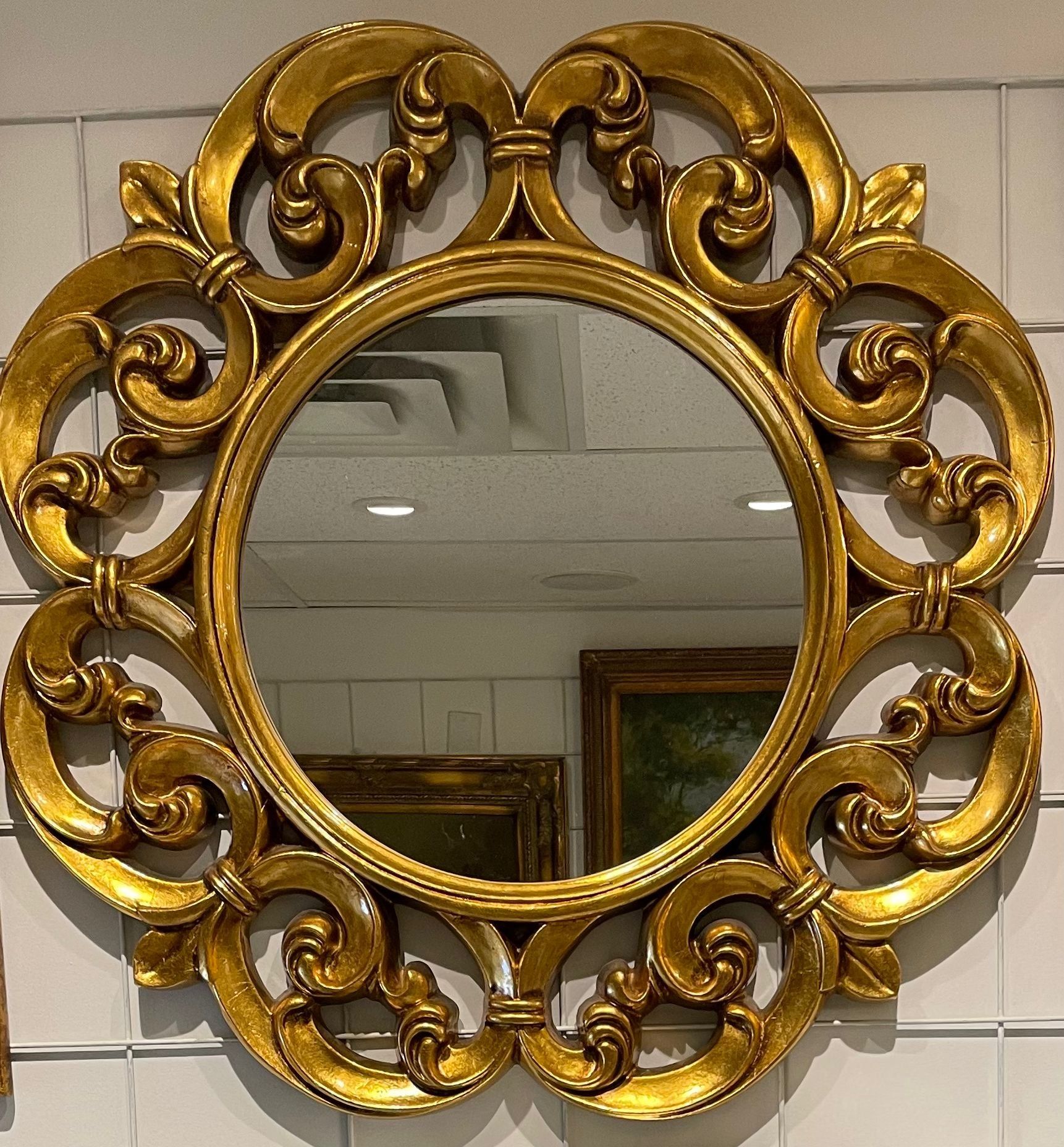 Miroir à cadre circulaire orné d'or
