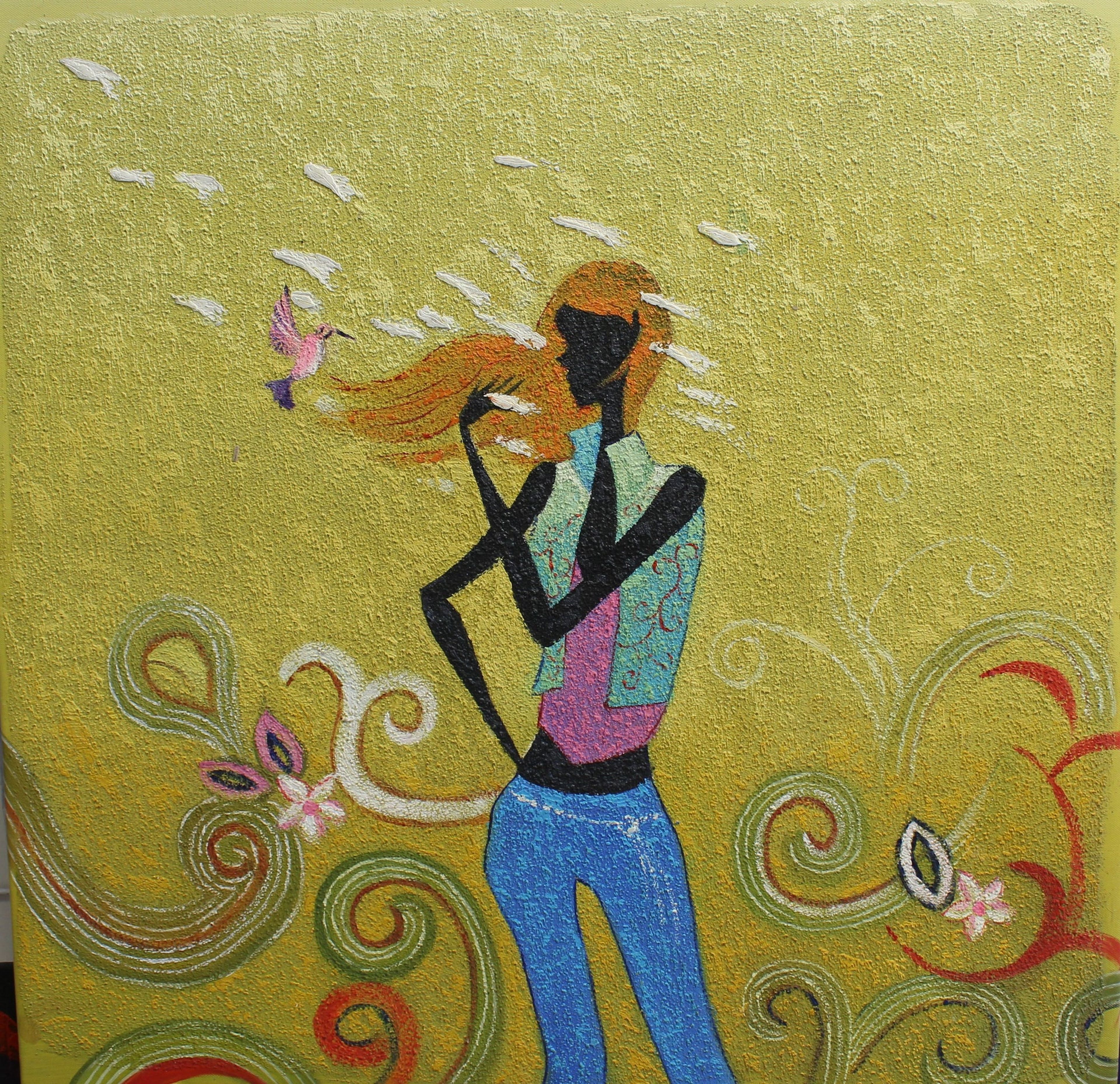 Une femme blonde et un colibri