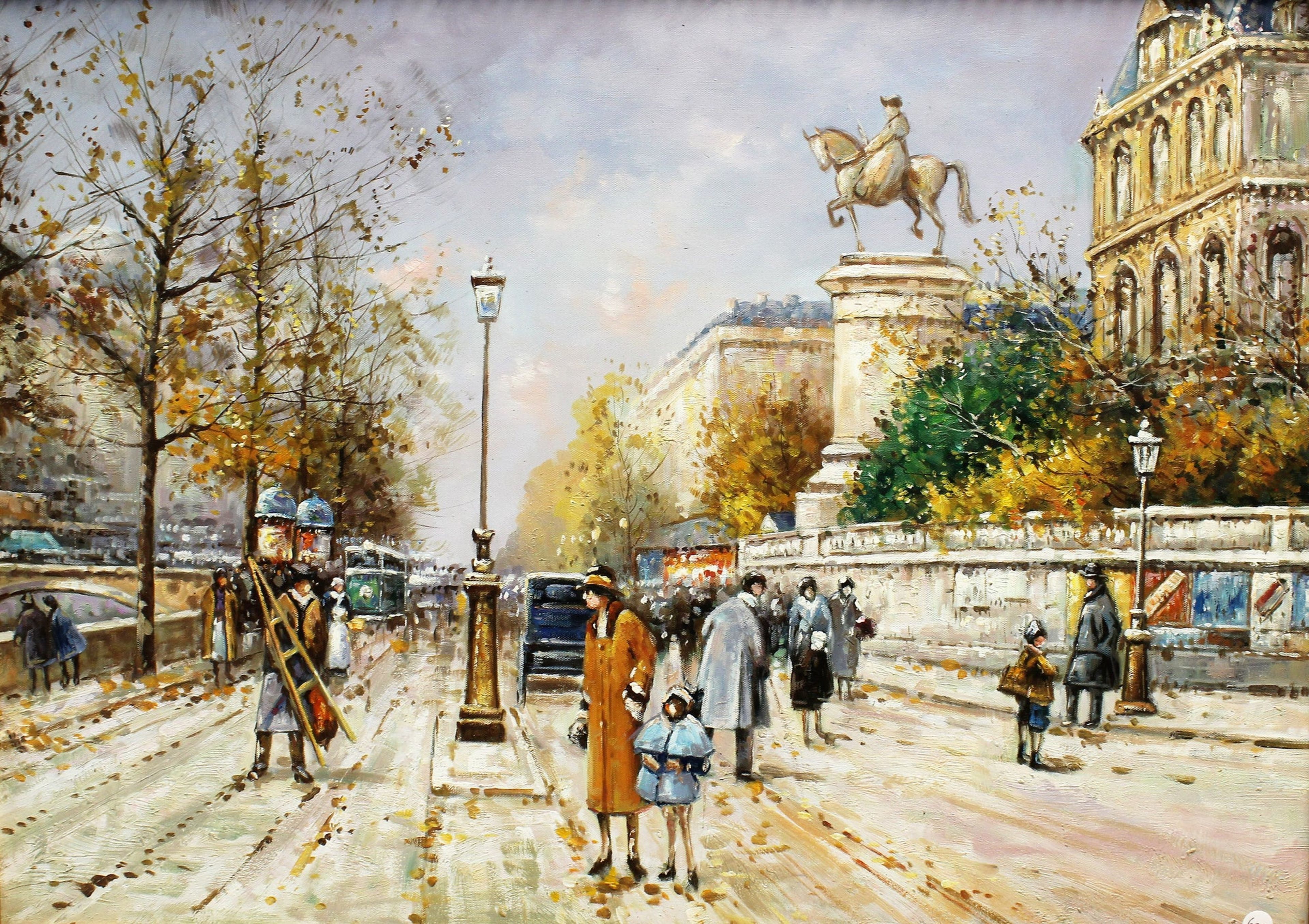 Rue animée avec sculpture de cavalier
