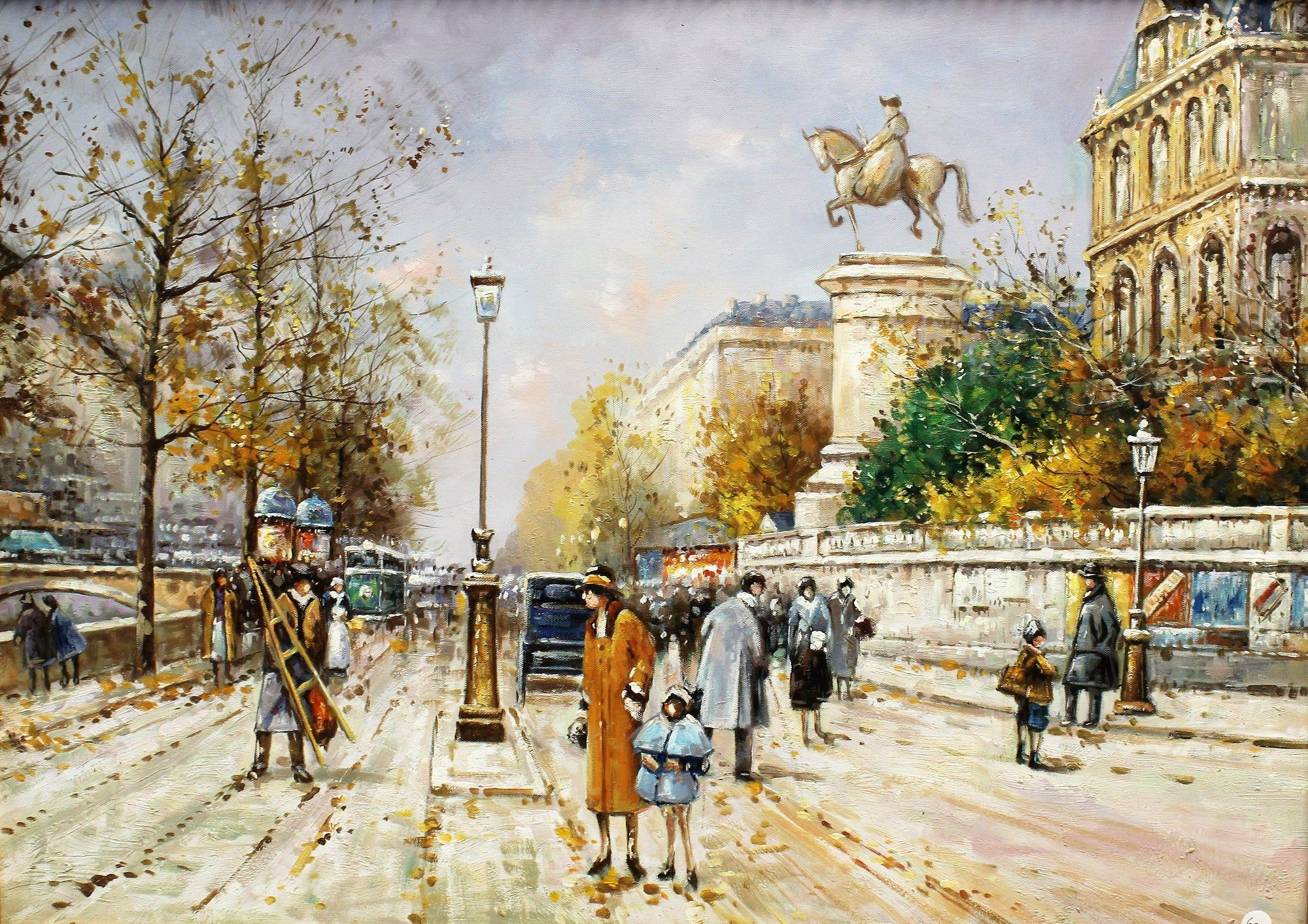 Rue animée avec sculpture de cavalier