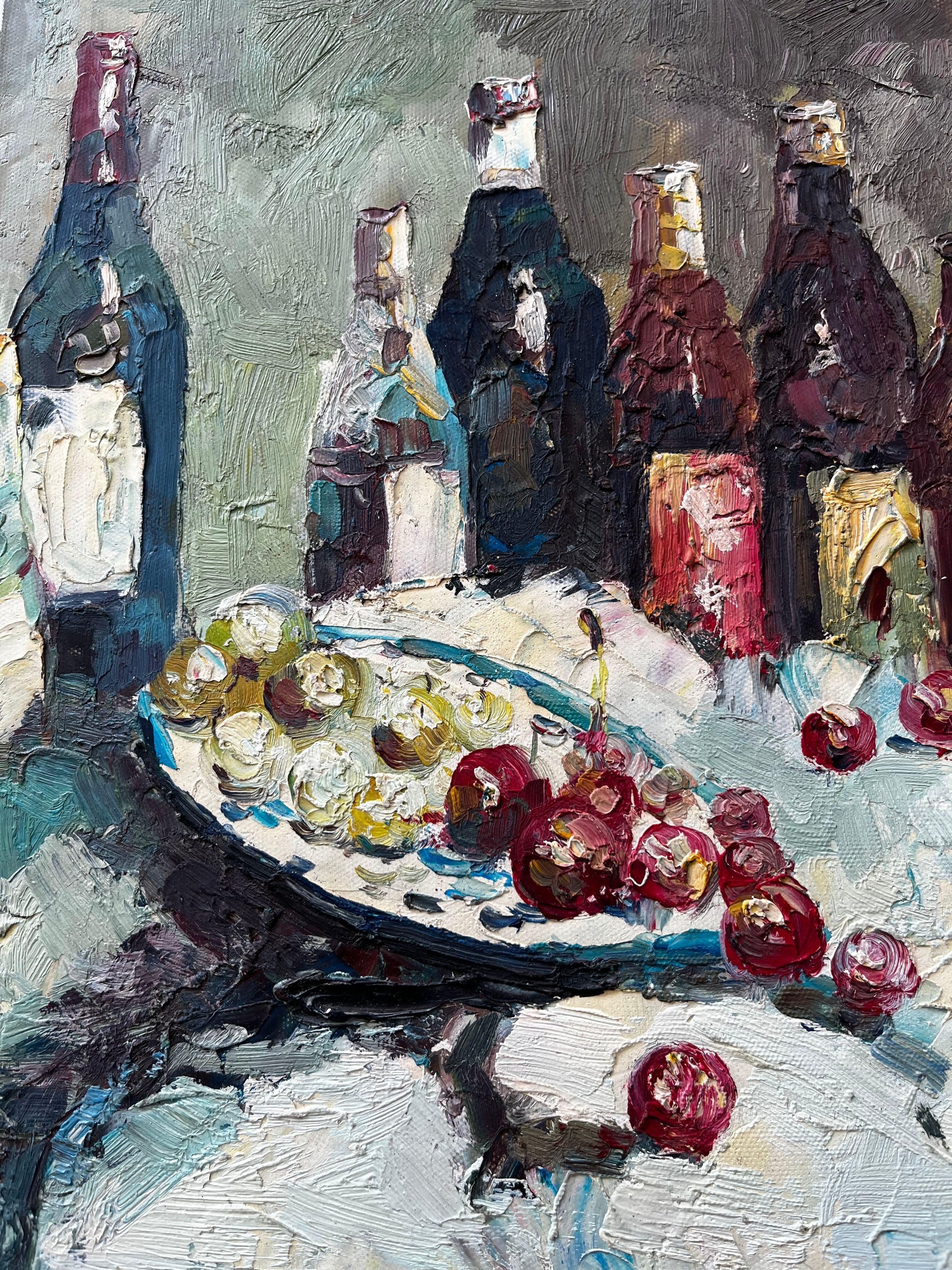 Nature morte de bouteilles d'alcool et de fruits