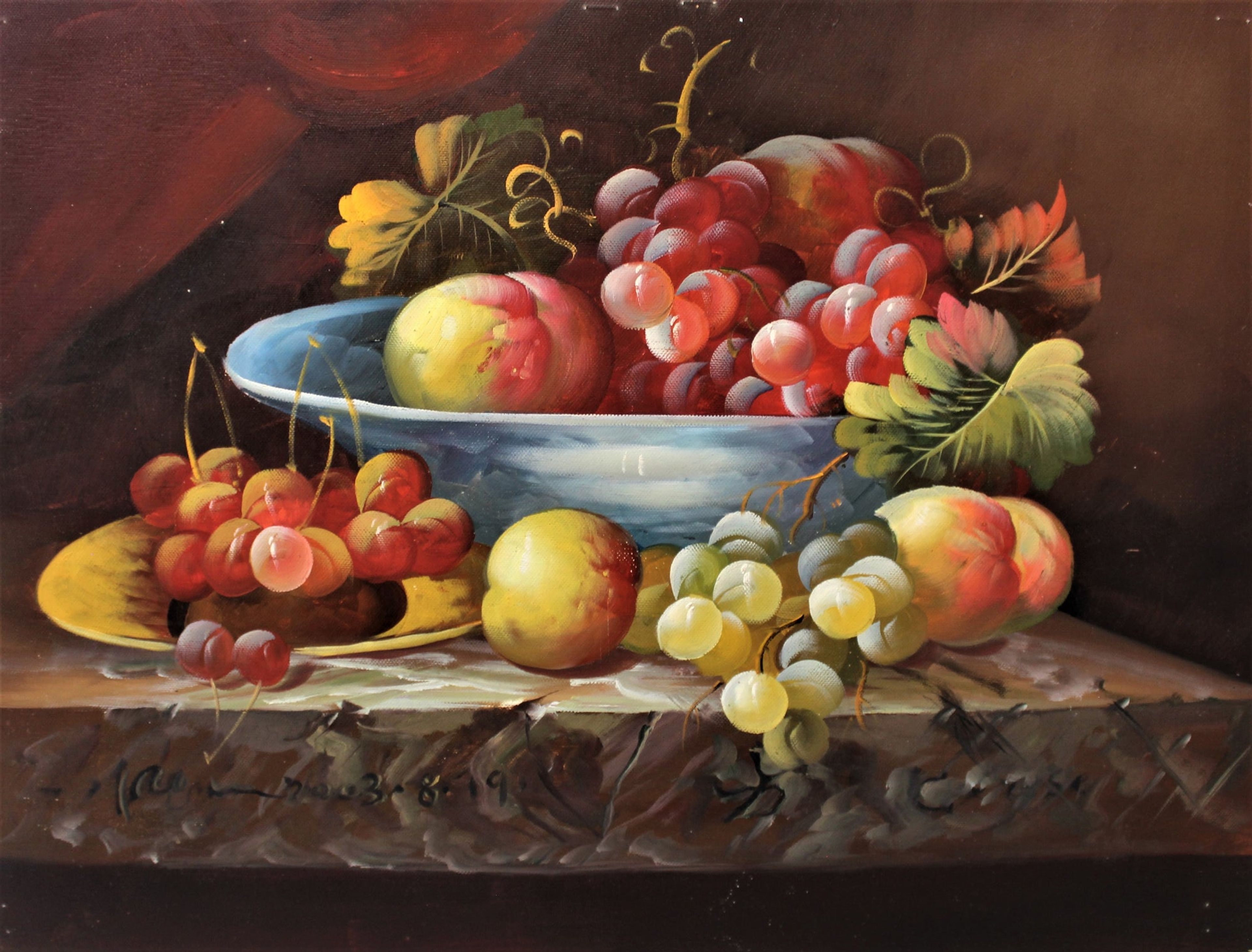 Nature morte de pommes et de raisins dans un bol bleu