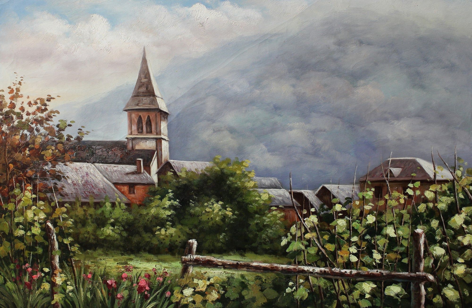 Clocher d'église avec montagnes au loin