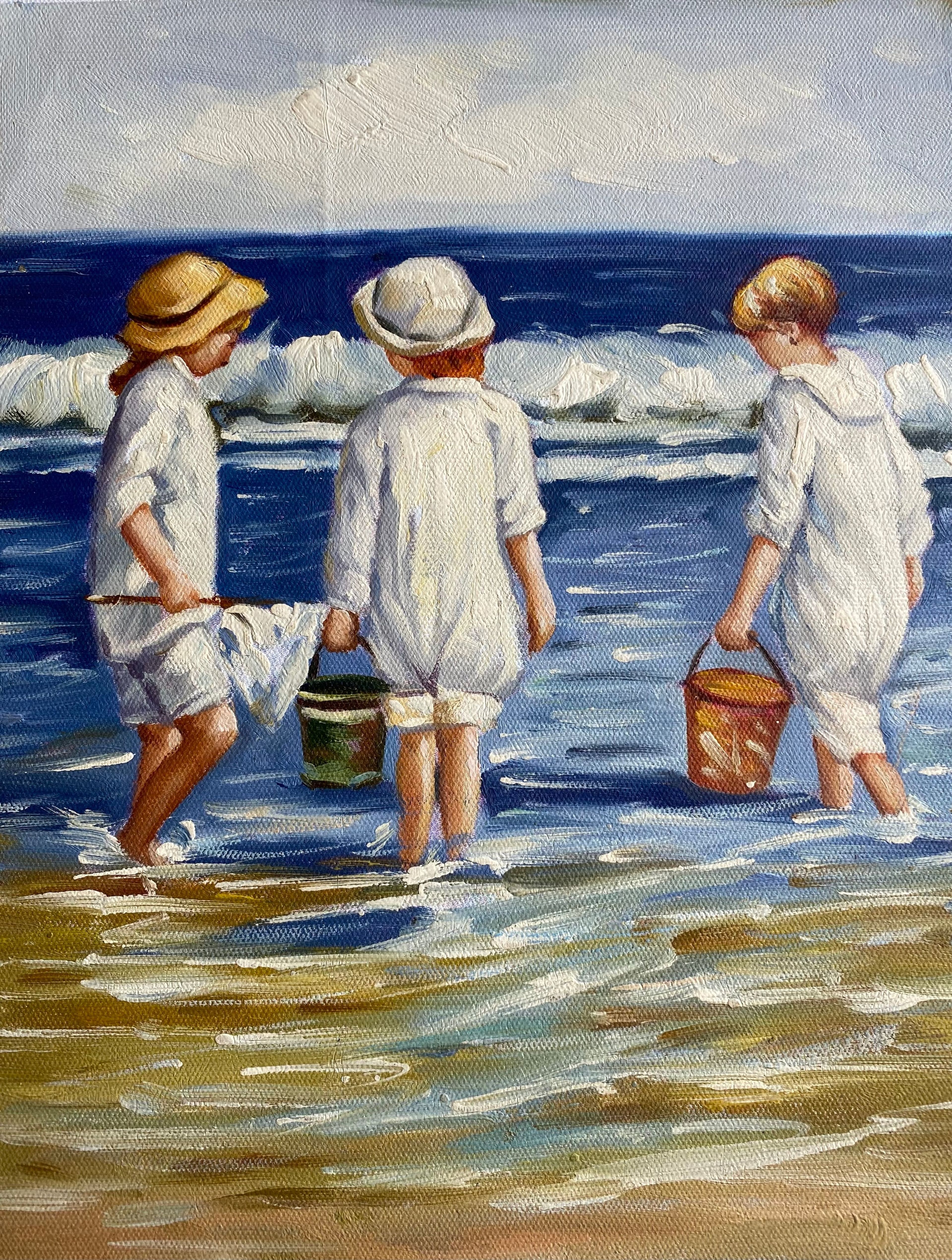 Enfants en blanc jouant dans l'eau