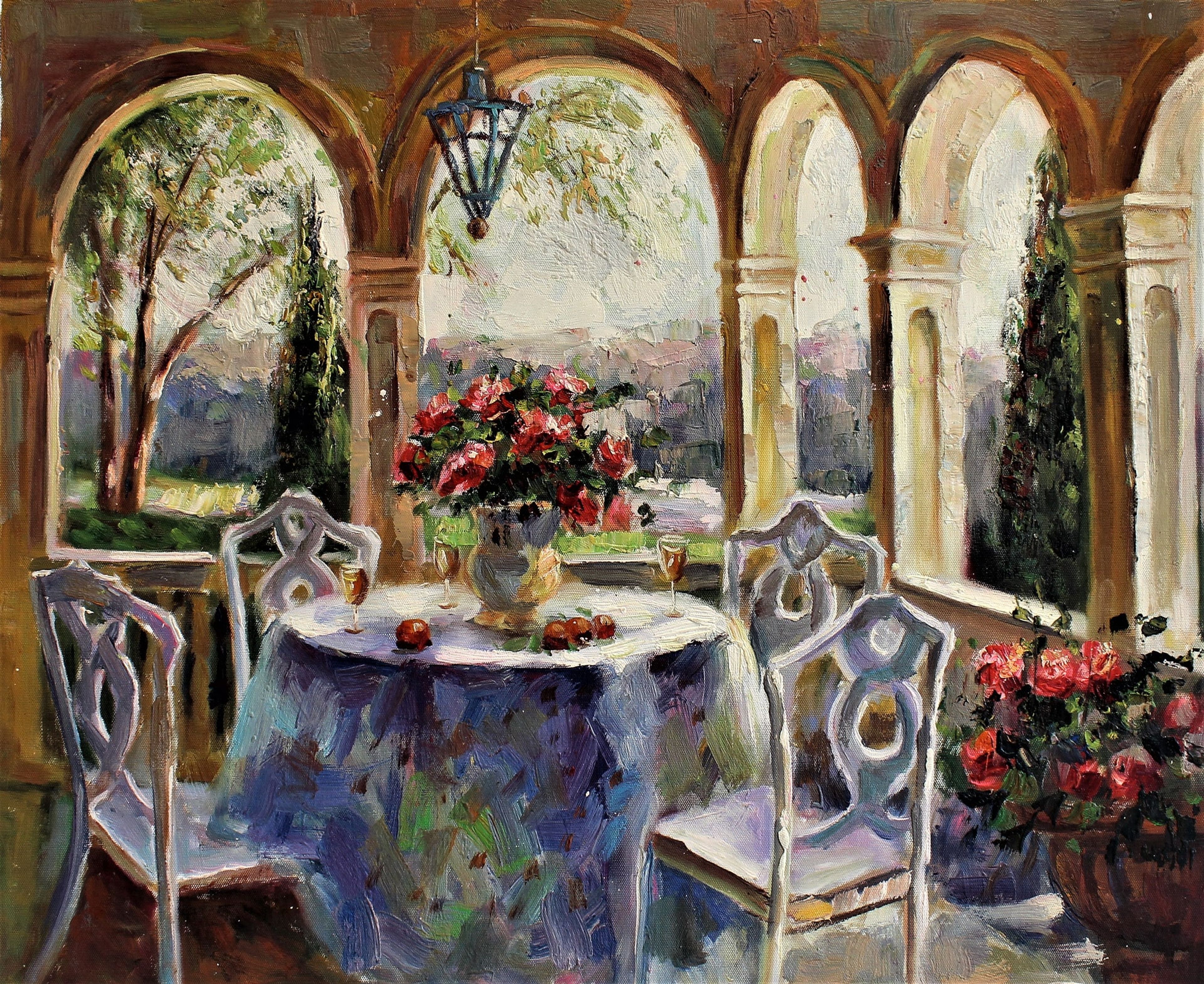 Table avec composition florale sur un porche avec arches