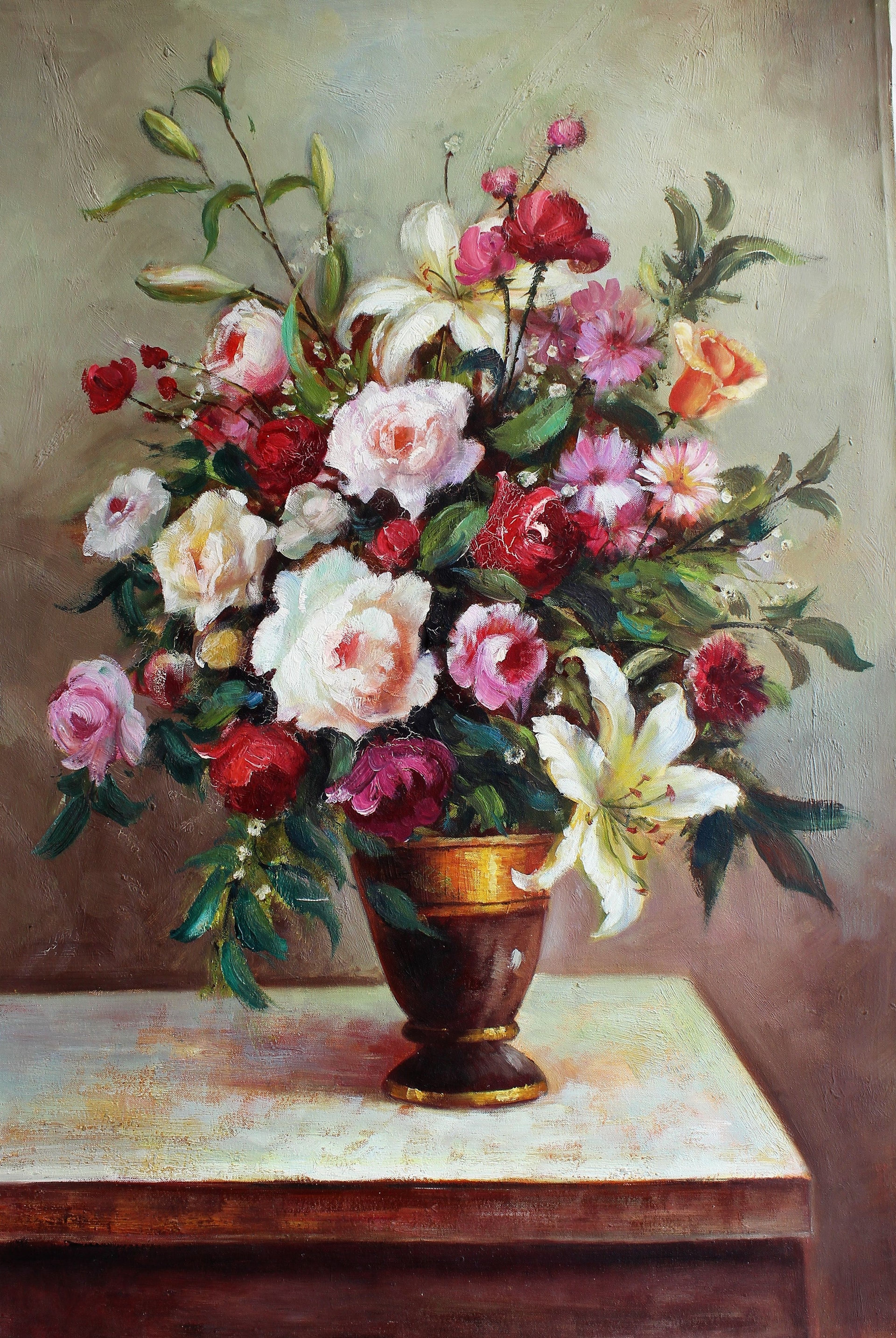 Nature morte de fleurs colorées dans un vase métallique