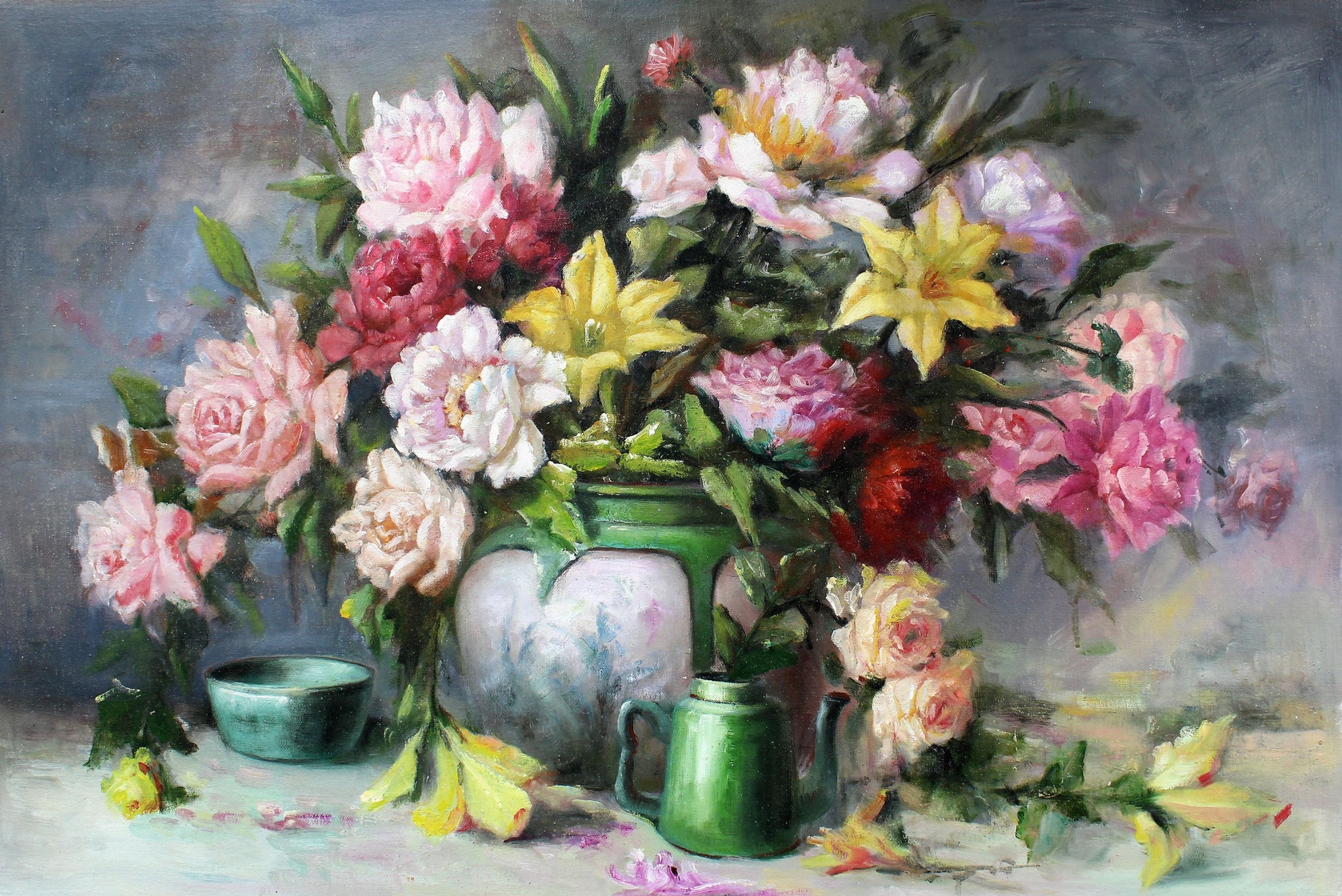 Nature morte d'une théière verte et de fleurs dans un vase