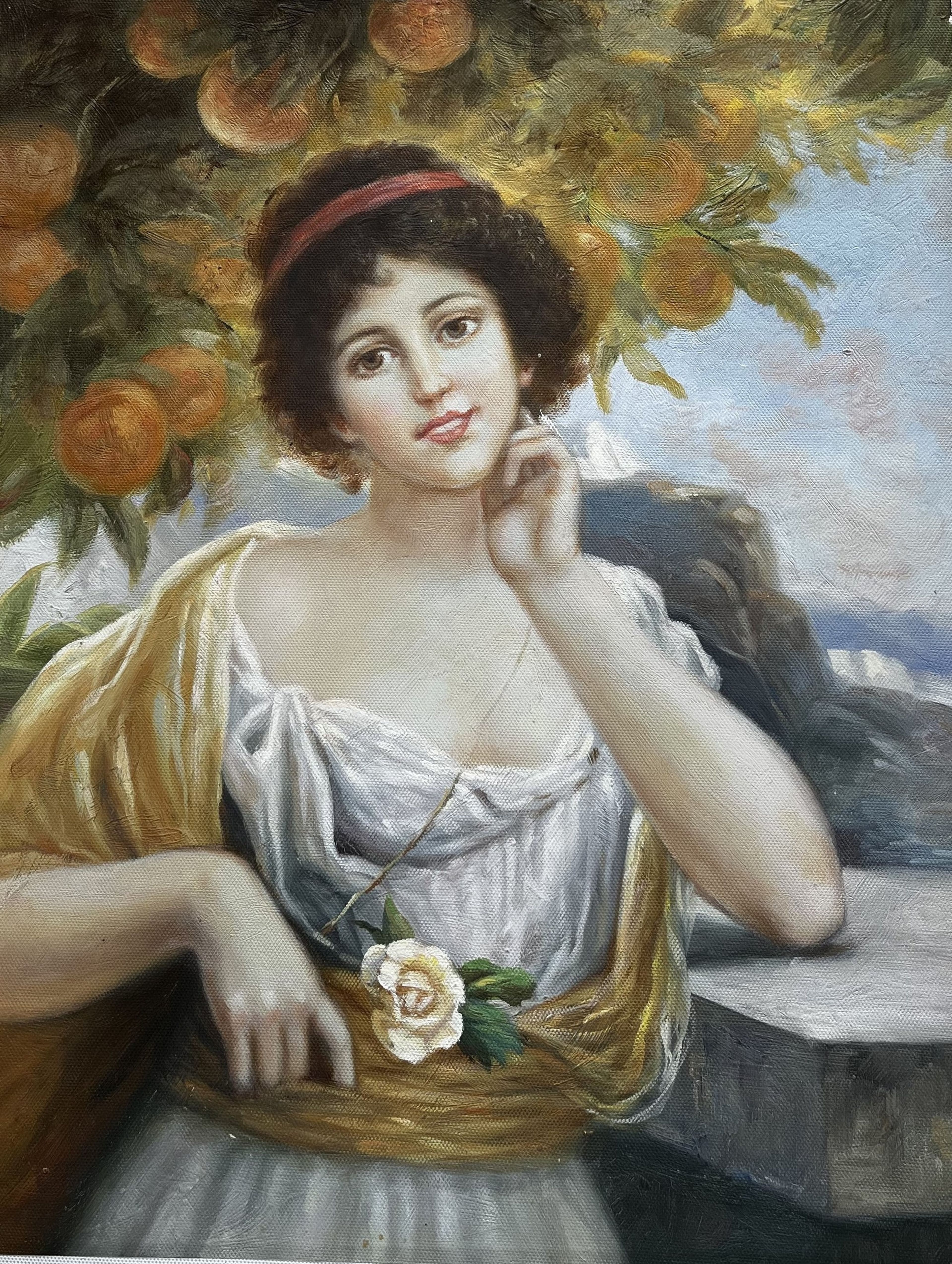 Femme brune souriante sous un oranger