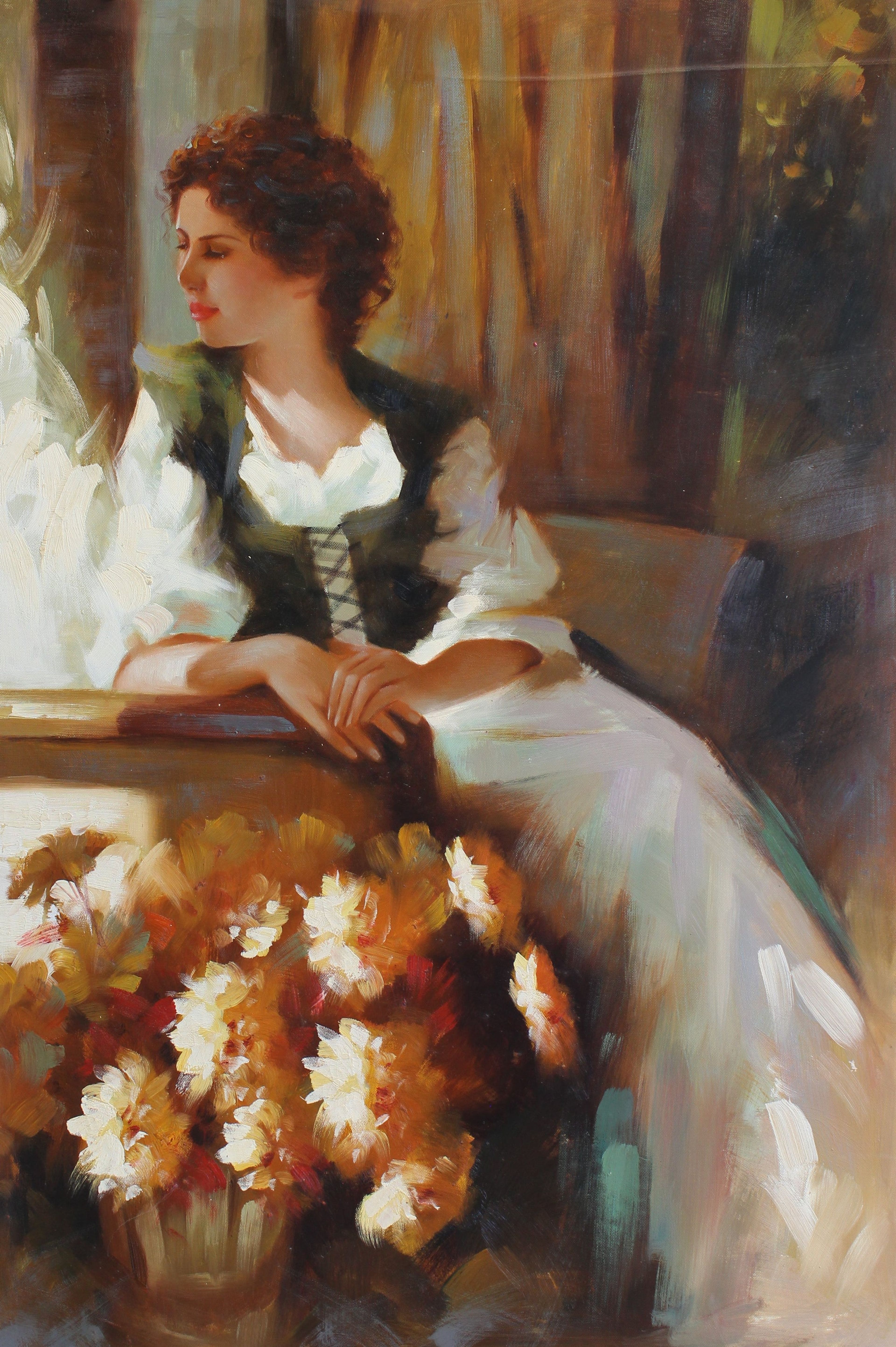 Femme assise près d'une fenêtre ensoleillée