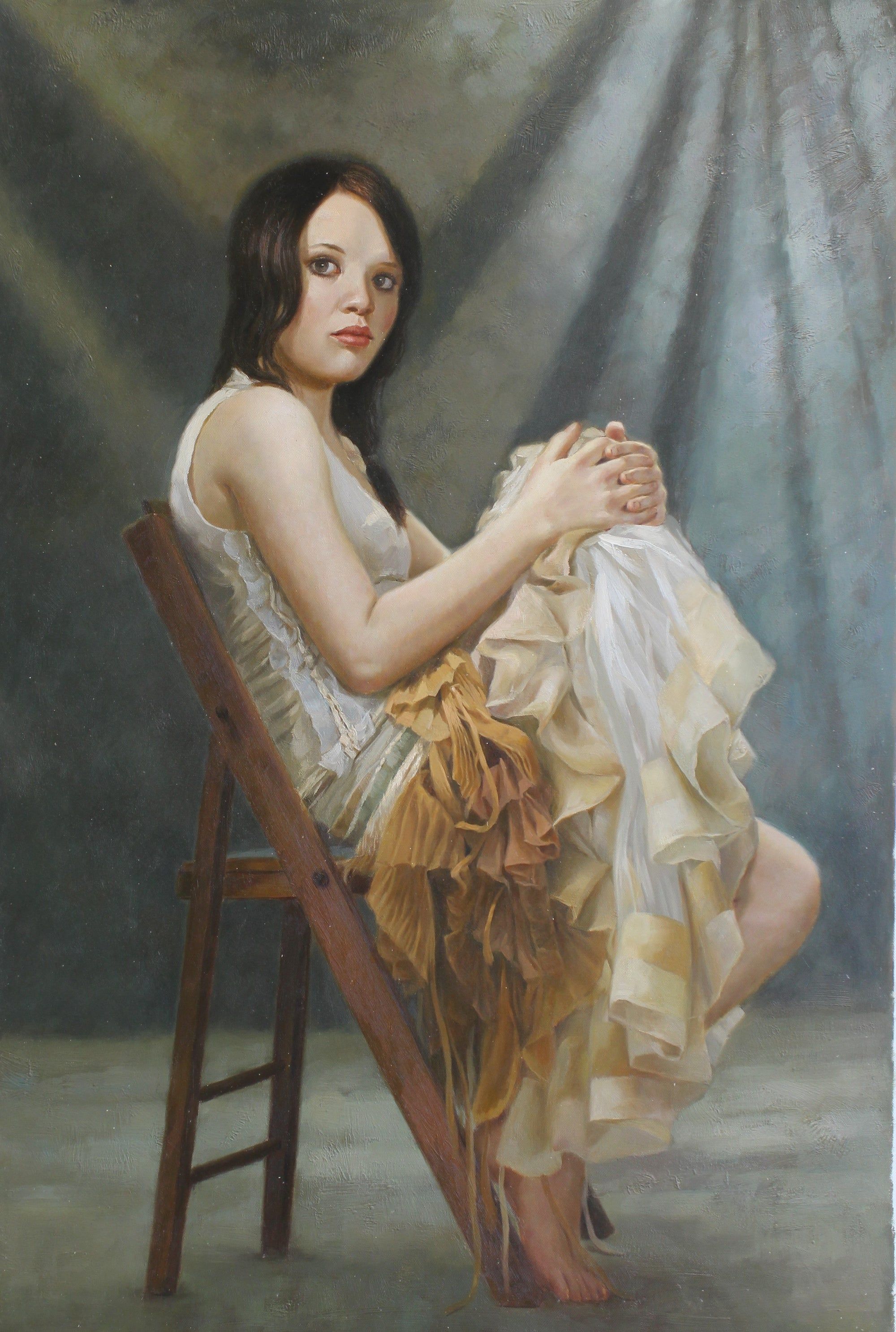Jeune femme assise sur une chaise en bois