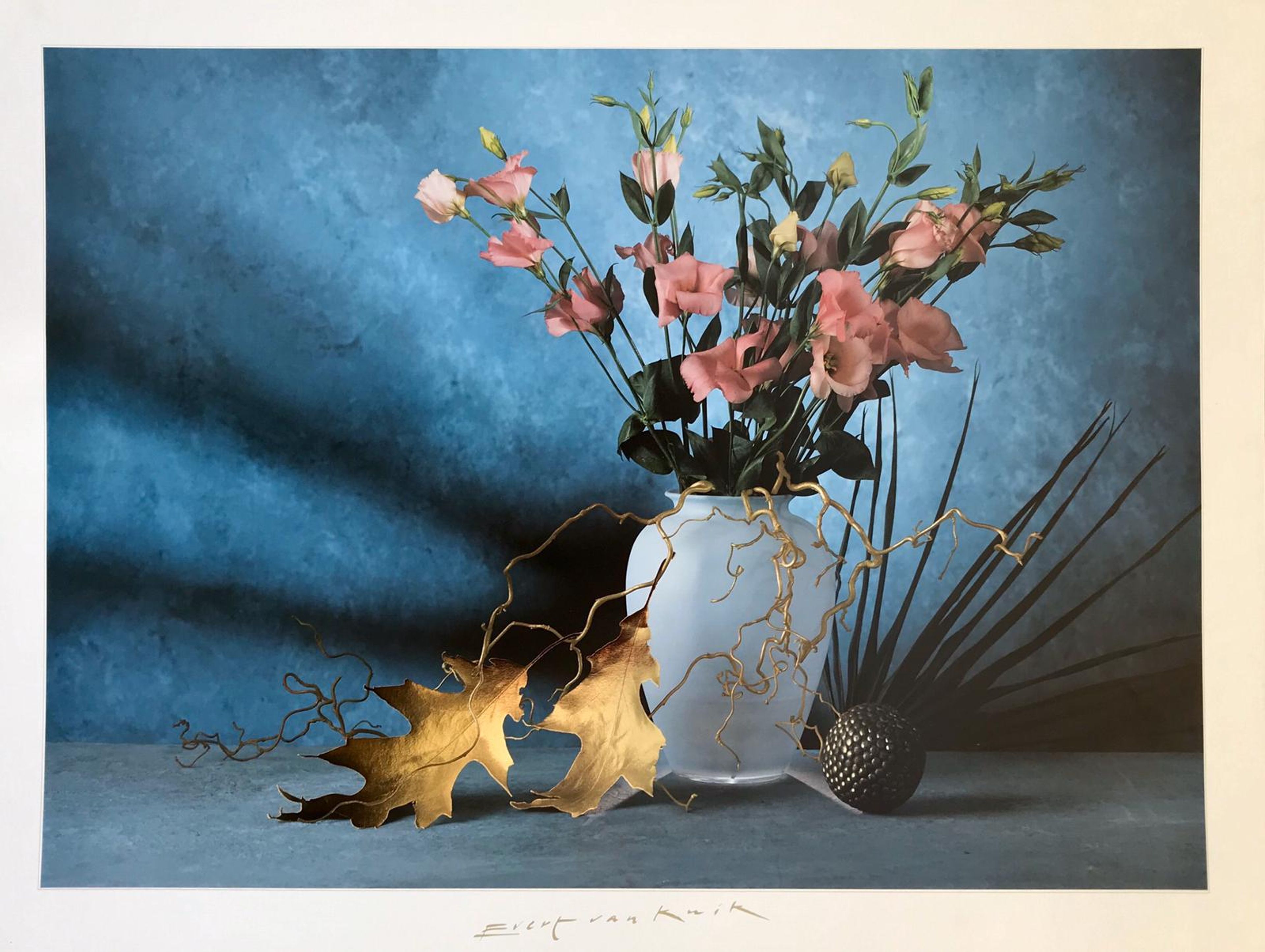 Affiche d'un bouquet de fleurs sur fond bleu