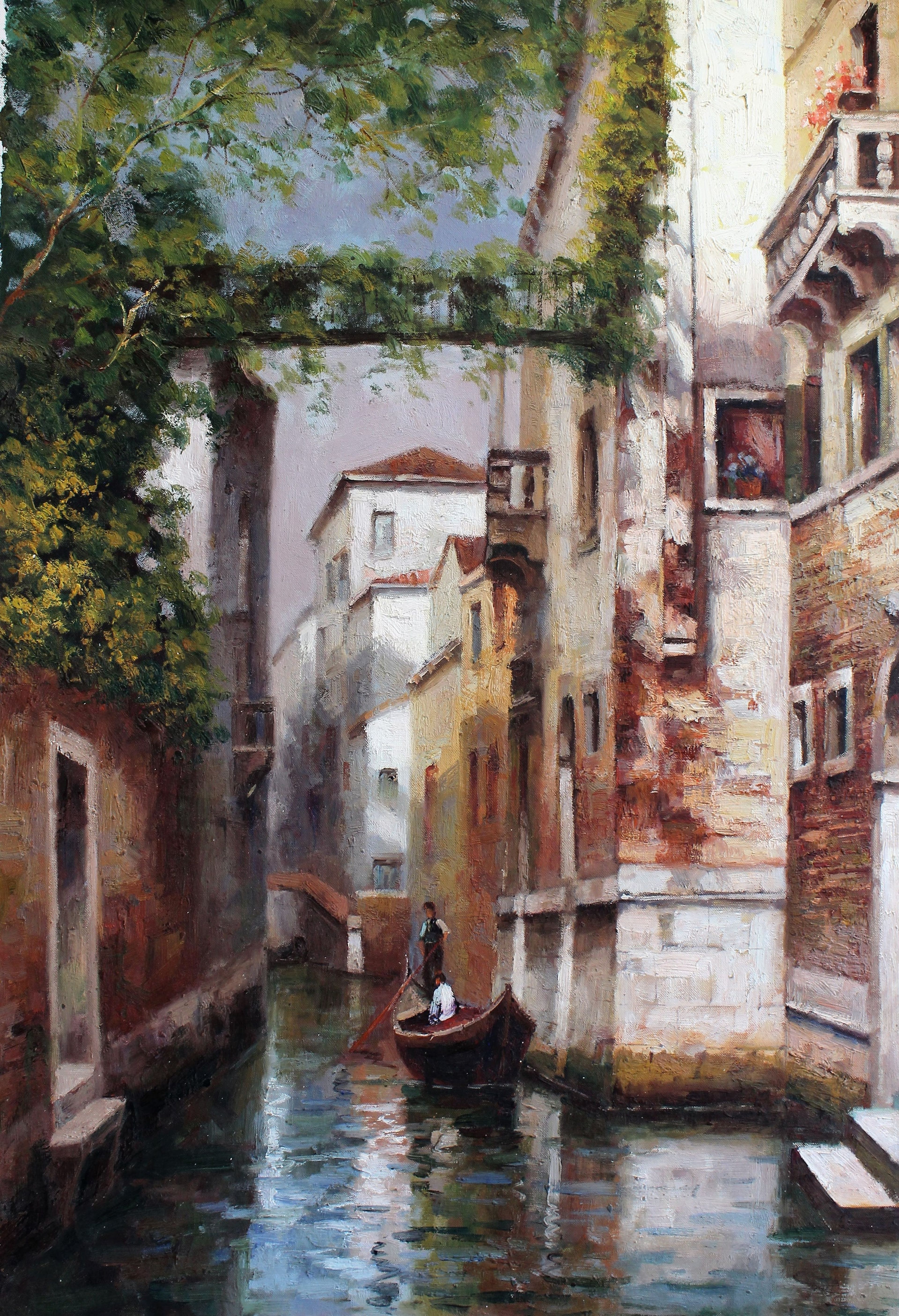 Gondole dans le canal entre les bâtiments