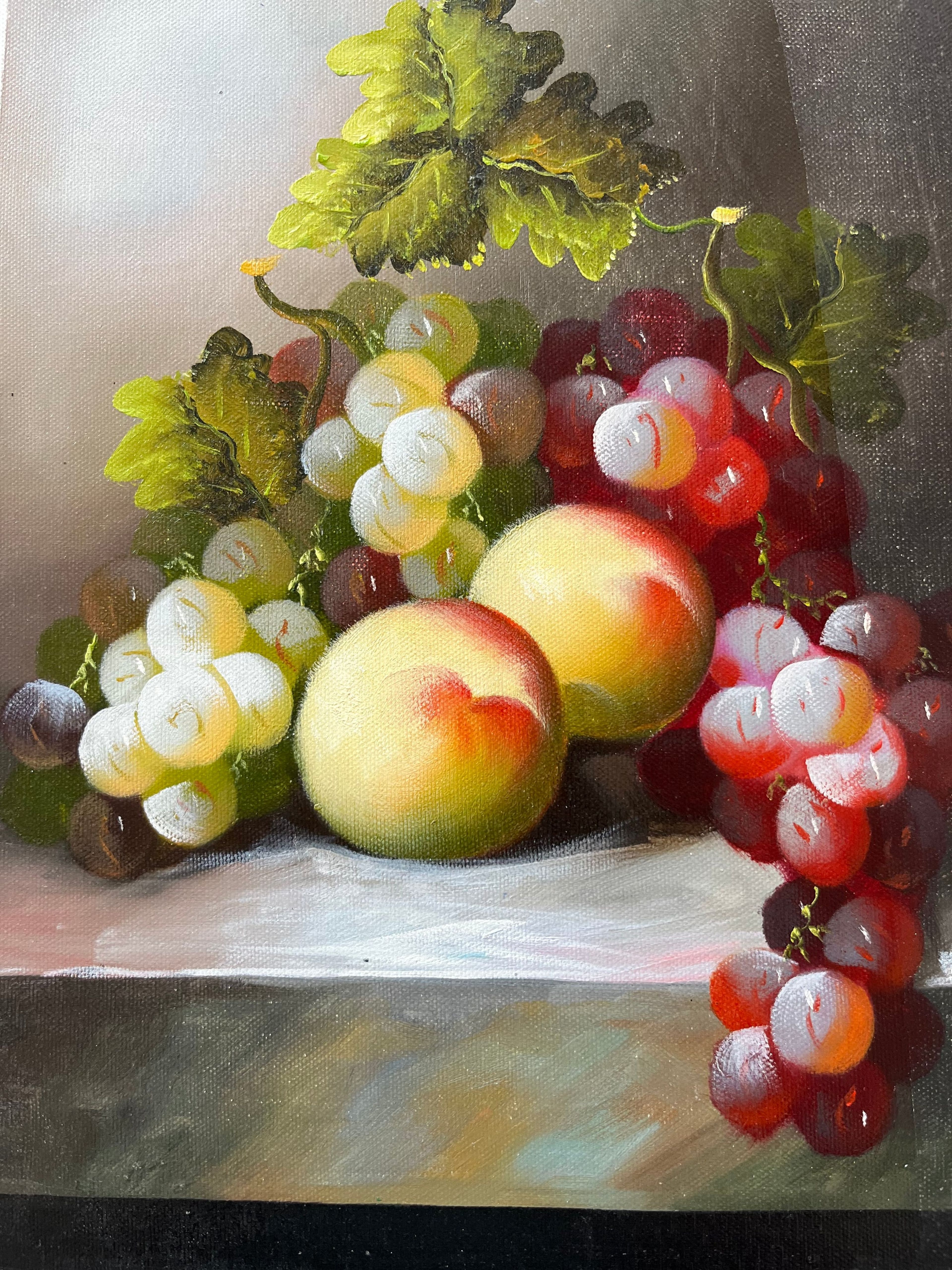 Nature morte de fruits sur une table blanche