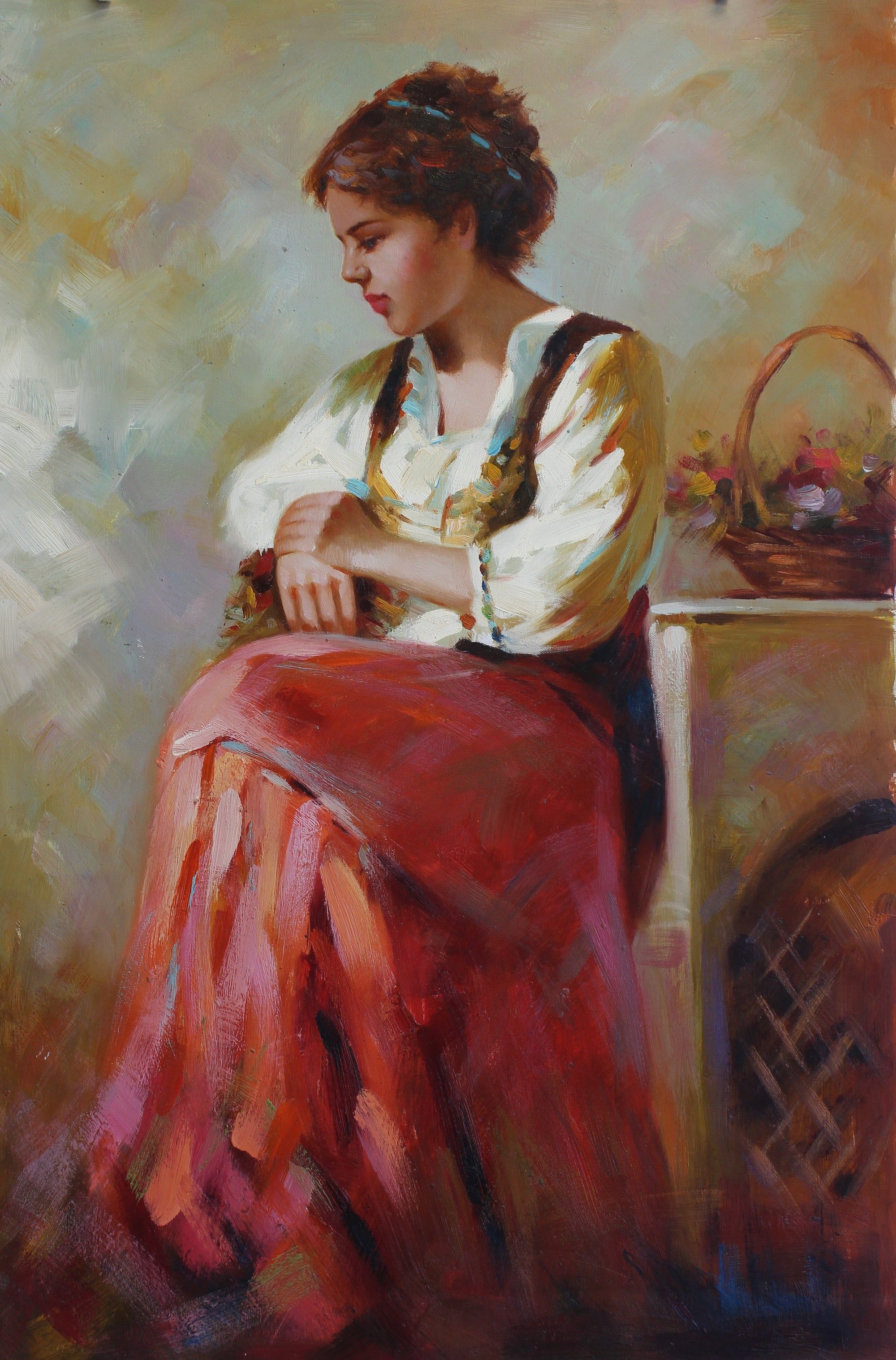 Femme assise près d'un panier de fleurs