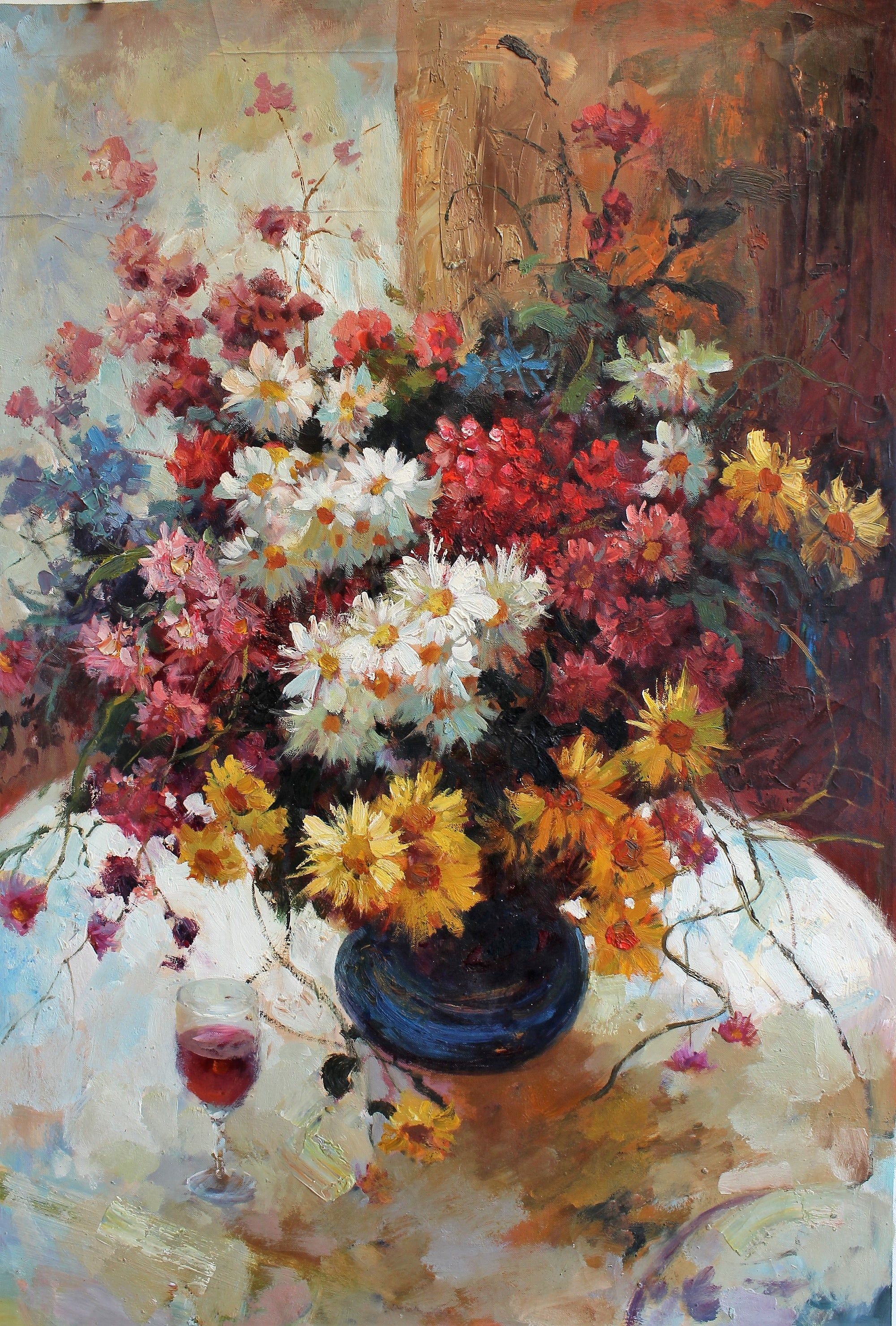 Nature morte de fleurs colorées et d'un verre de vin