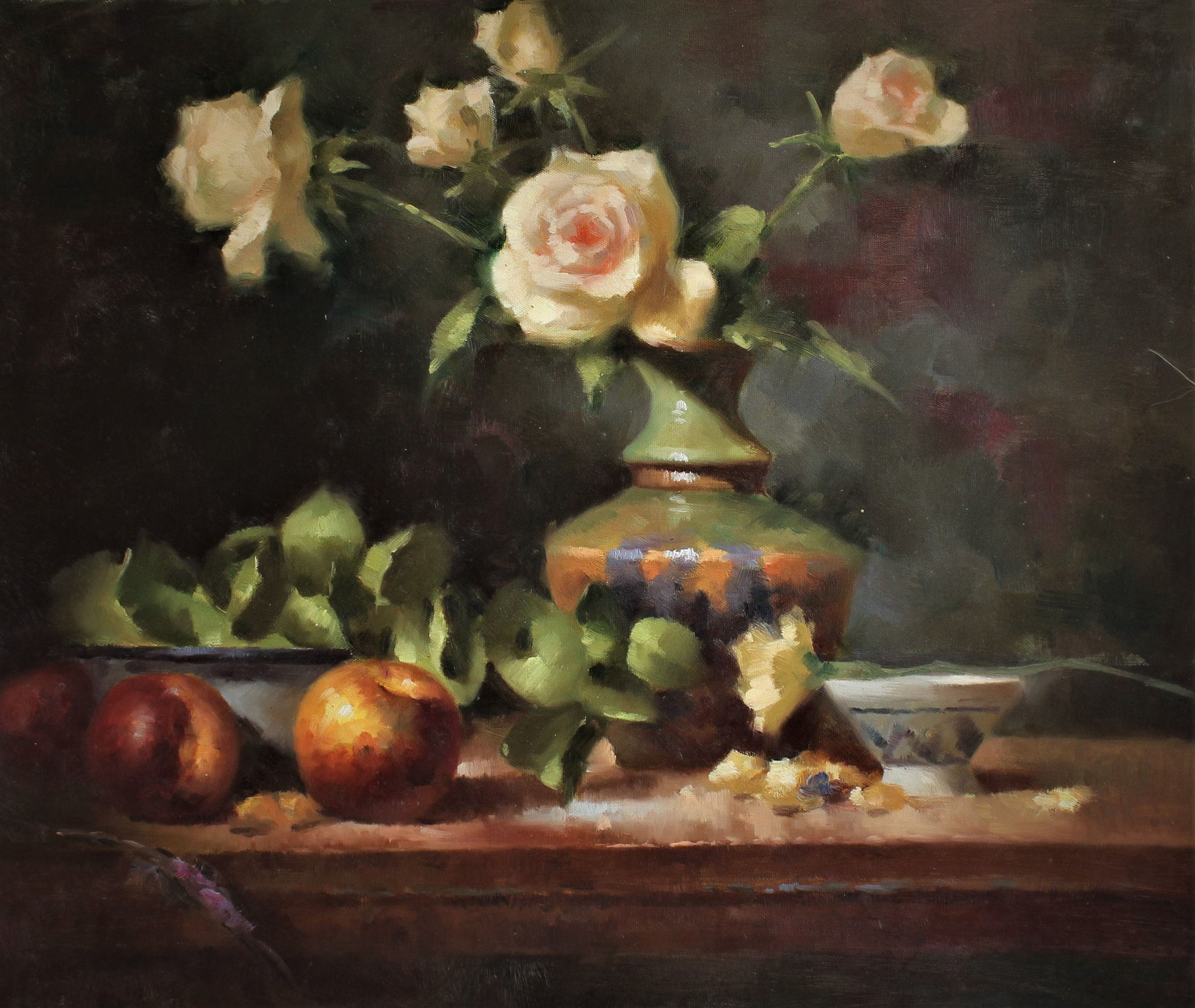Nature morte de roses blanches dans un vase et de fruits sur une table en bois