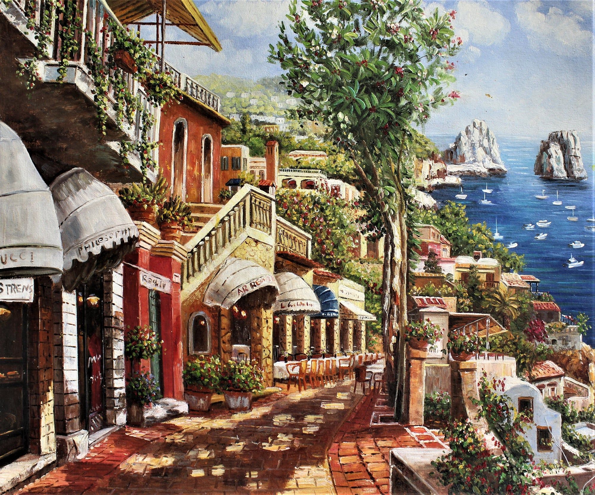 Rue ensoleillée avec terrasse dans une ville au bord de l'océan