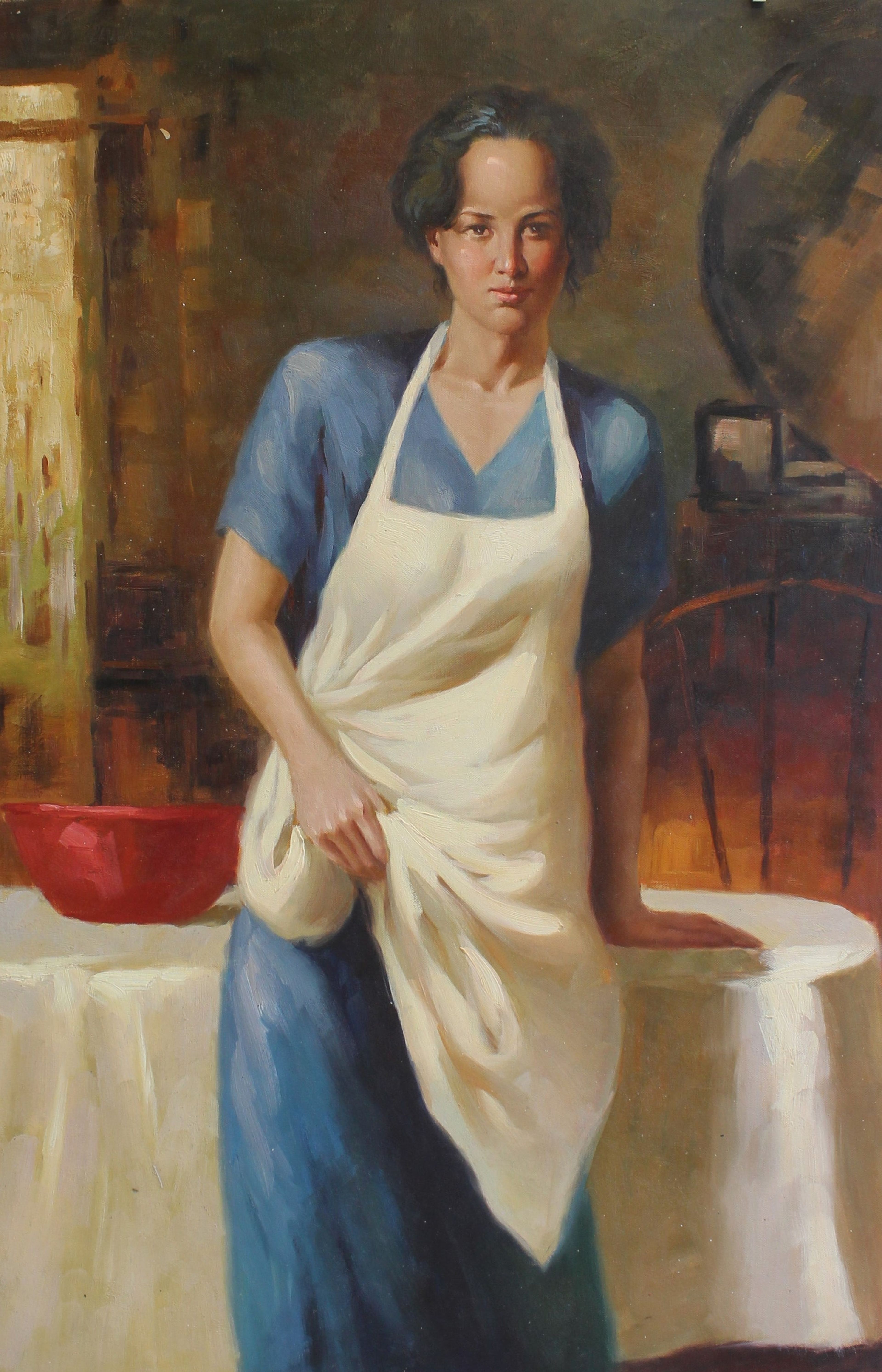 Femme portant un tablier dans une cuisine