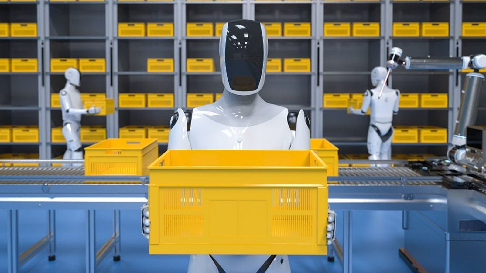 Ein humanoider Roboter trägt eine gelbe Transportkiste in einem automatisierten Lager, im Hintergrund weitere Roboter an Förderbändern und Regalen.